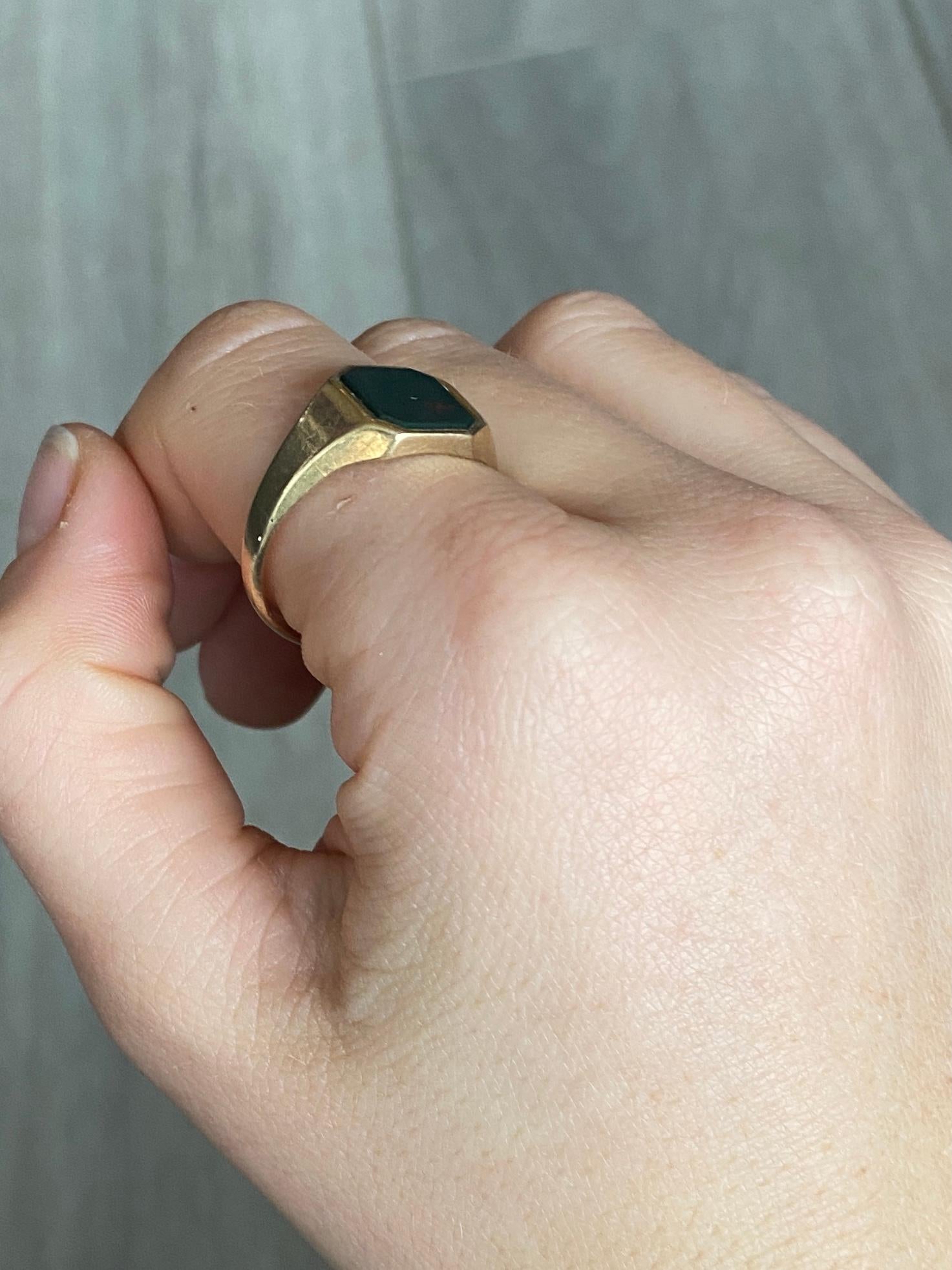 A fine vintage signet ring set with a superb flat cut bloodstone. Modelled in 9 carat yellow gold. Fully hallmarked Chester, 1939 England.

Ring Size: V or 10 1/2 
Stone Dimensions: 10x9mm 

Weight: 4.5g