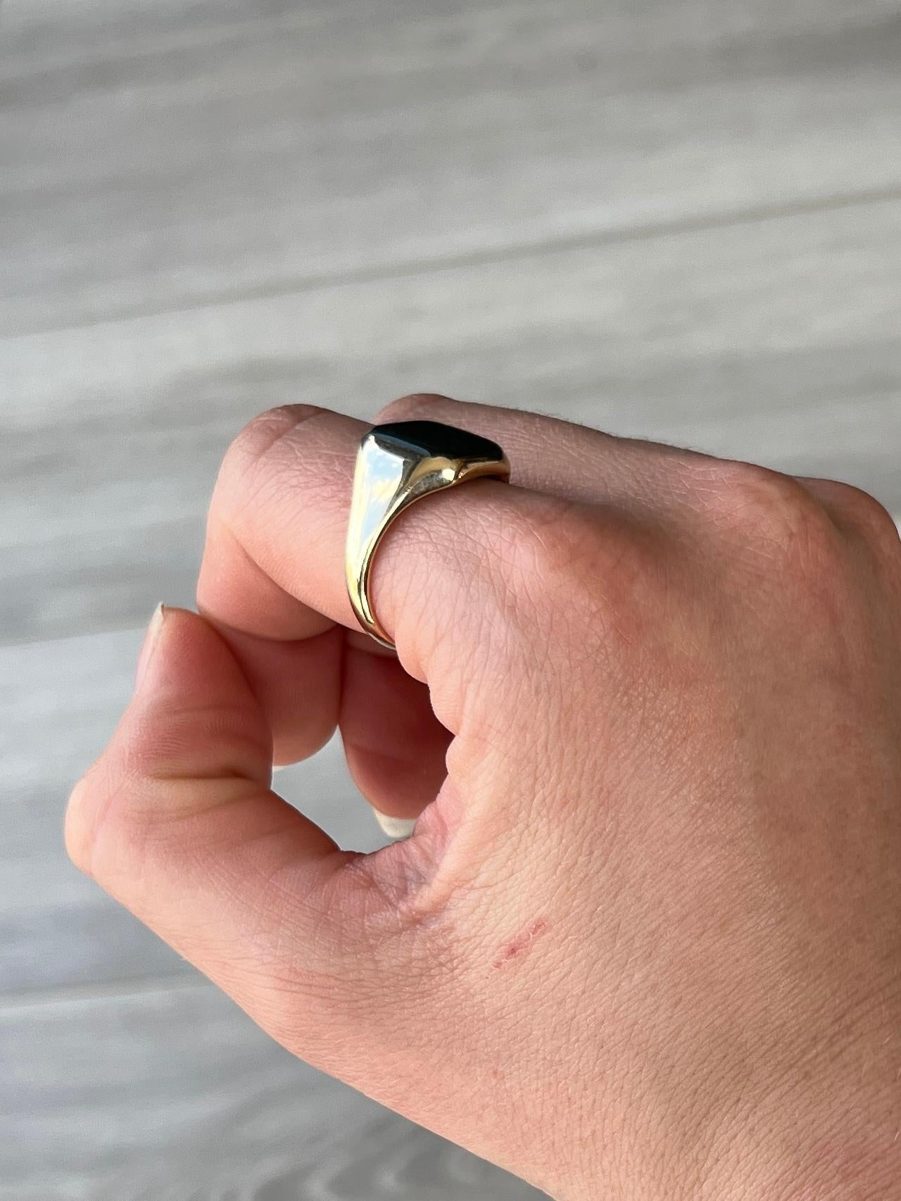 A fine vintage signet ring set with a superb flat cut bloodstone. Modelled in 9 carat yellow gold.

Ring Size: S or 9
Stone Dimensions: 11.5x10mm 

Weight: 4g