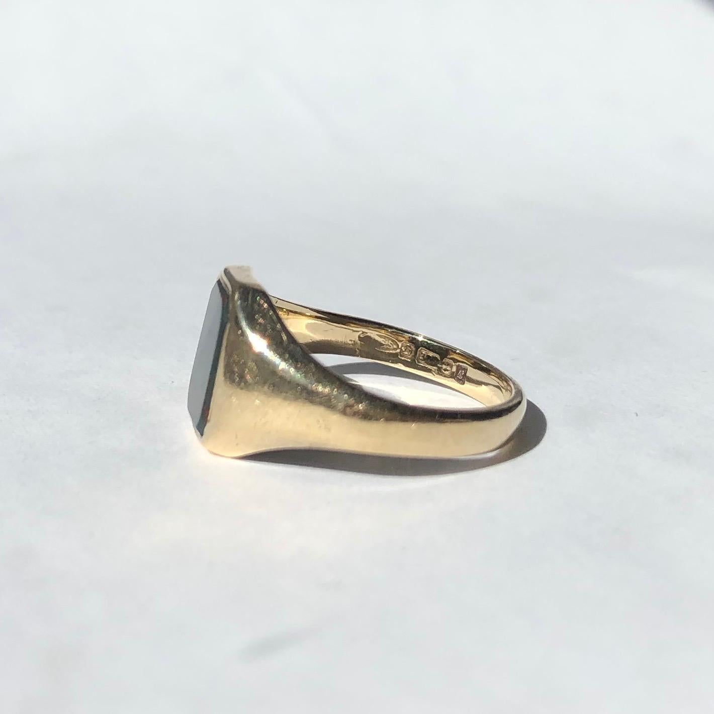 A fine vintage 1960s signet ring set with a superb flat cut bloodstone. Modelled in 9 carat yellow gold. Fully hallmarked London, England.

Ring Size: K 1/2 or 5 1/2 
Stone Dimensions: 7.5x6mm 

Weight: 2.5g