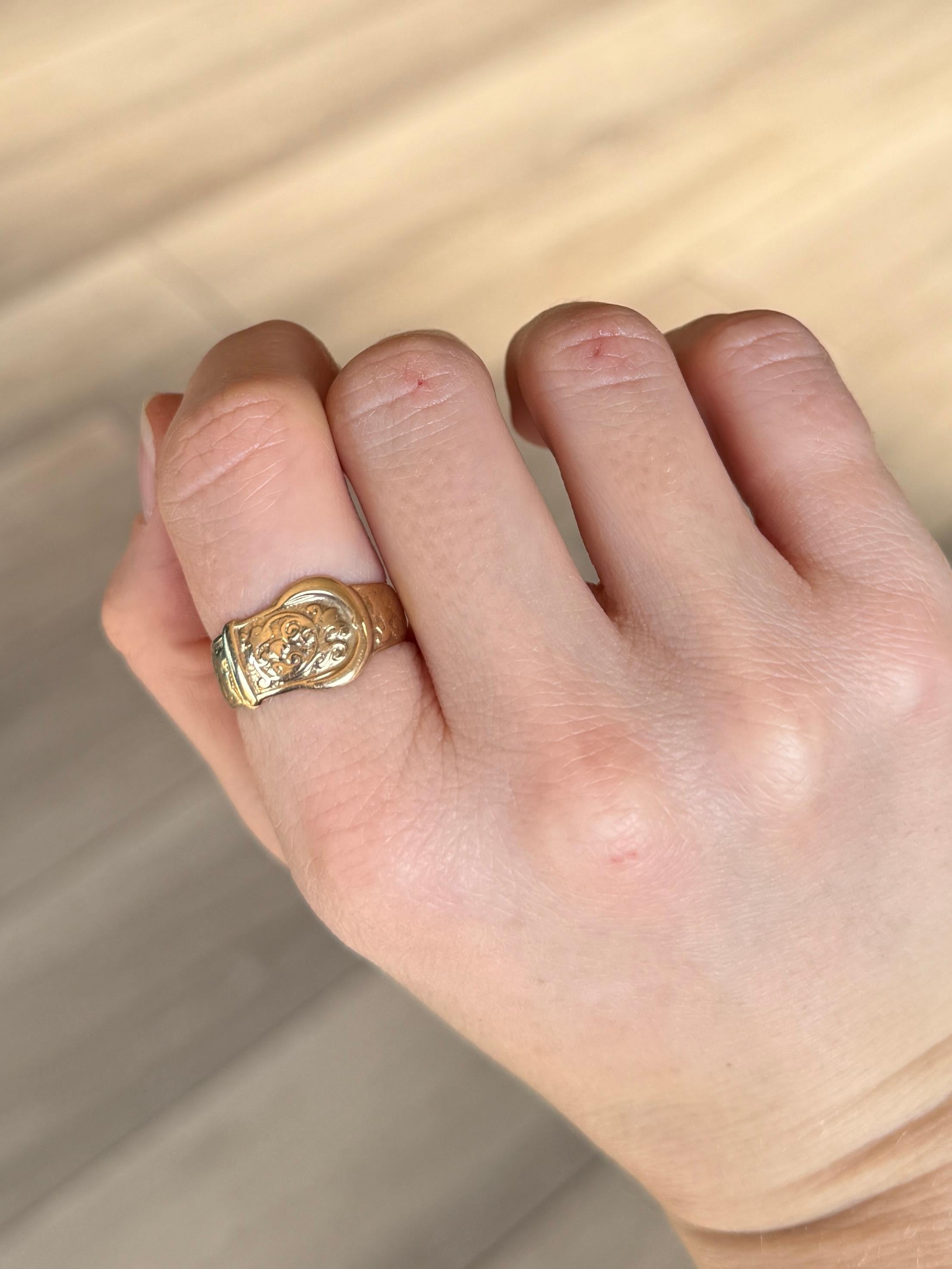 Vintage 9 Carat Gold Buckle Band In Good Condition For Sale In Chipping Campden, GB