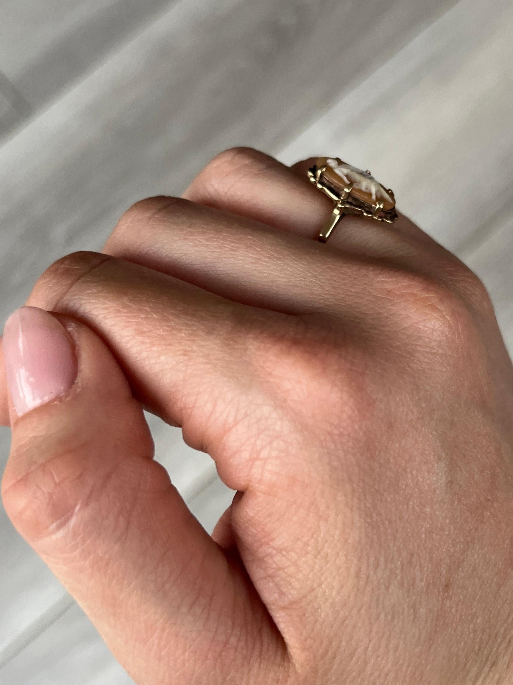 Die geschnitzte Frau ist in einfache Krallen gefasst und sitzt auf einem Schaft aus 9 Karat Gold. Gepunzt: Birmingham 1972. 

Ring Größe: O oder 7 1/4 
Abmessungen der Platte: 11x9,5mm

Gewicht: 2.5 g