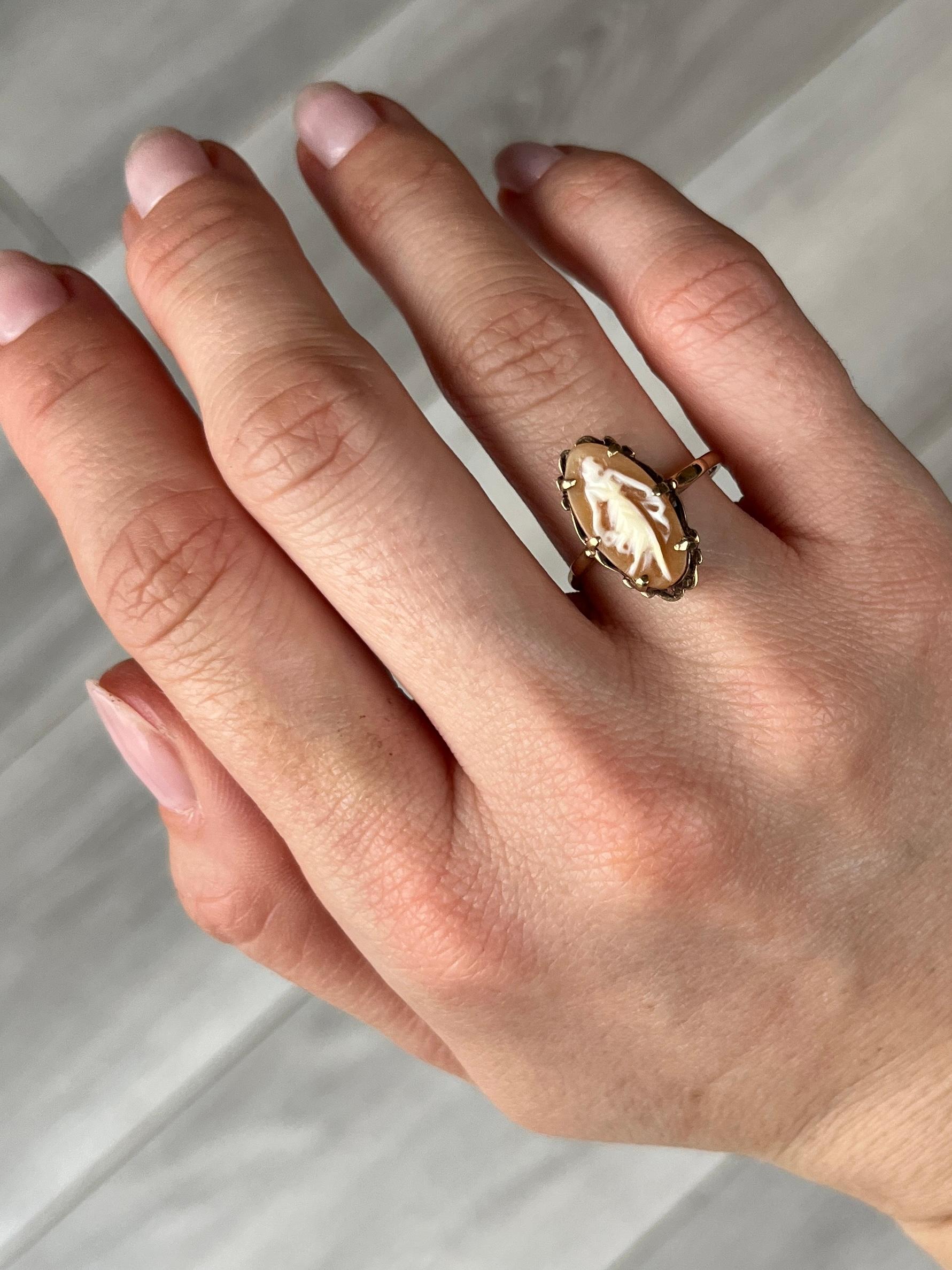 Vintage 9 Carat Gold Cameo Ring In Fair Condition For Sale In Chipping Campden, GB