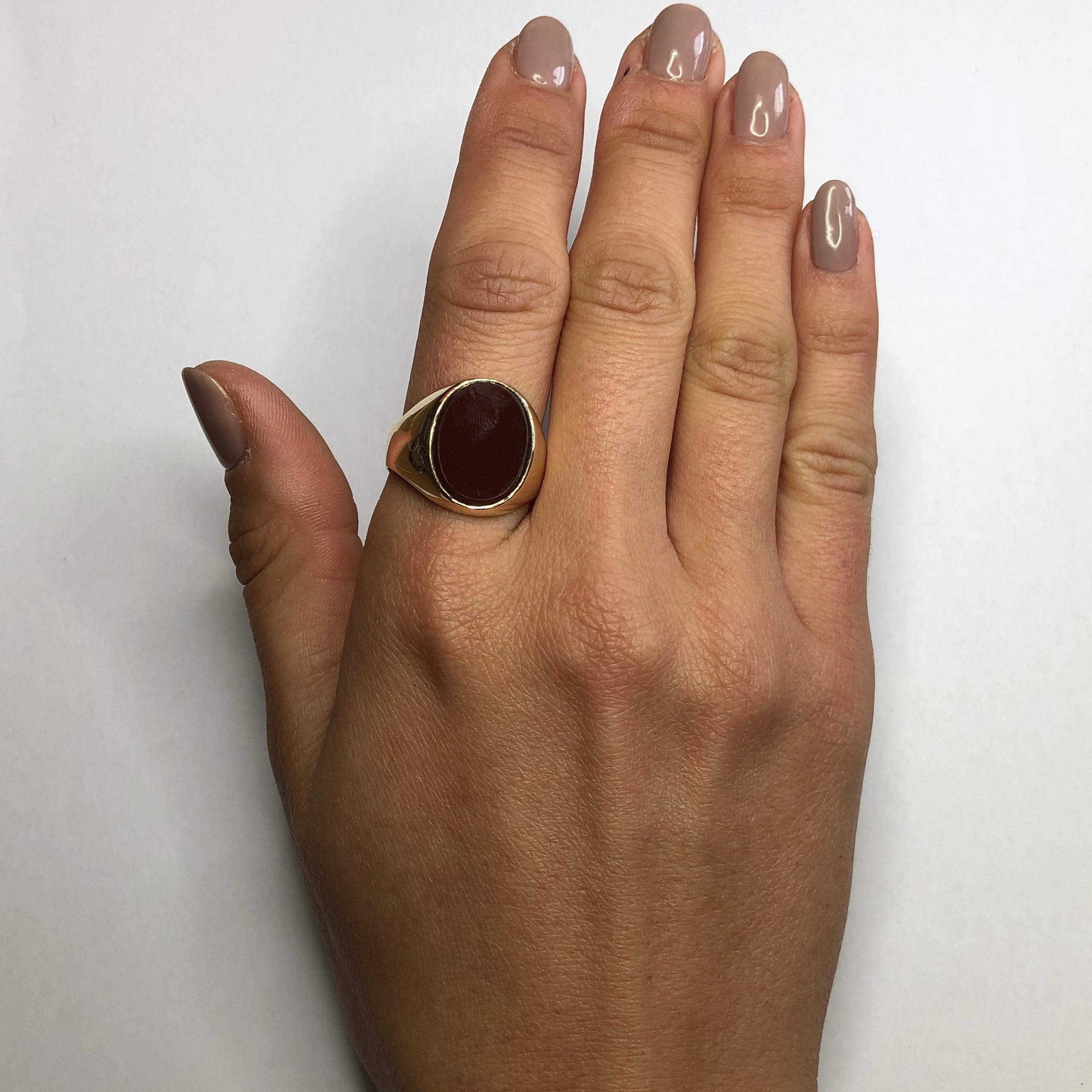 Vintage 9 Carat Gold Carnelian Signet Ring In Good Condition In Chipping Campden, GB