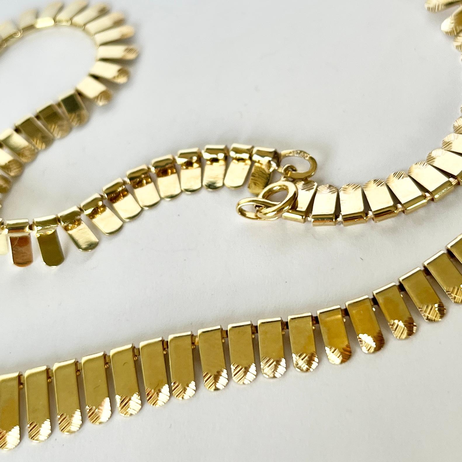 Dieses schöne Vintage-Halsband aus 9-karätigem Gold ist flach und sitzt schön. Sie wird mit einer einfachen Schließe verschlossen. Vollständig gestempelt, Birmingham 1977.

Länge: 42 cm
Breiteste und schlankste Stelle: 10-6,5 mm 

Gewicht: 16g