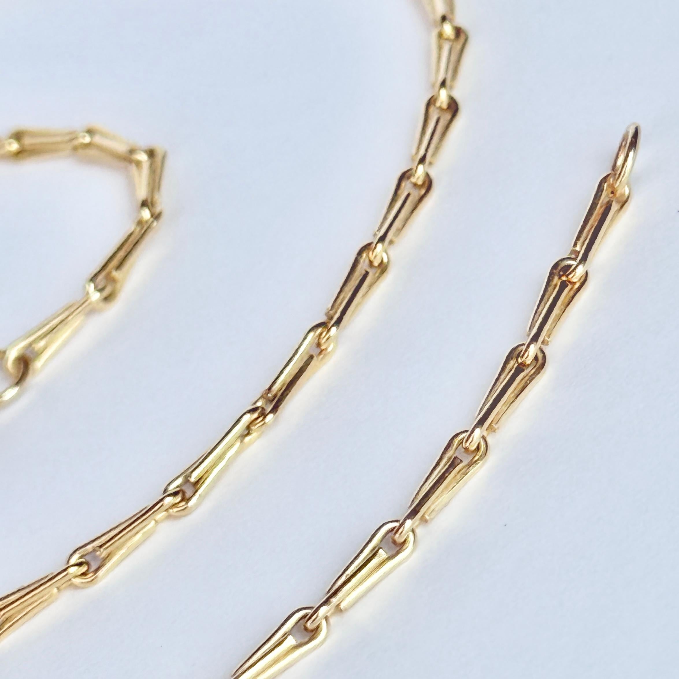 This delightful 9ct gold chain has simple and strong links.

Length: 46cm 
Chain Width: 2mm 

Weight: 7.5g