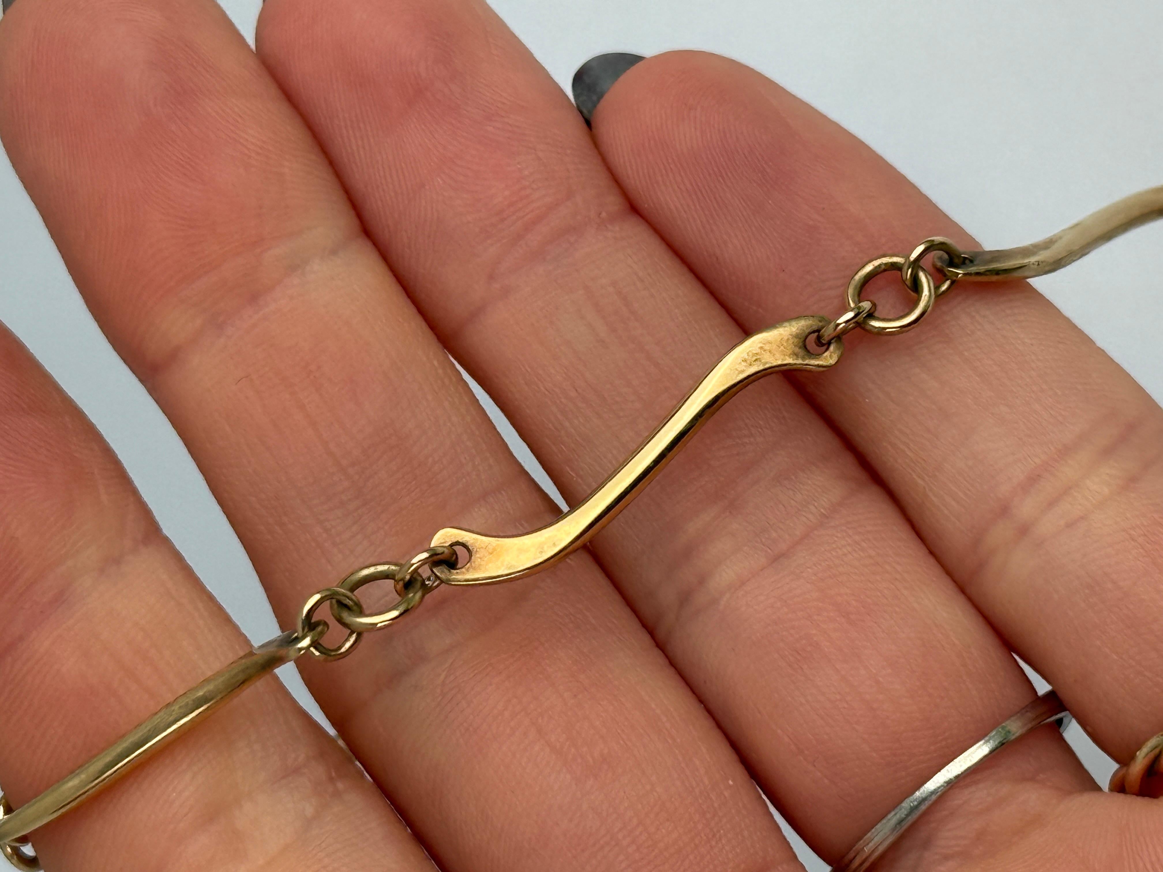 Este precioso collar vintage de oro de 9 ct es plano y se asienta de maravilla. Se abrocha mediante un cierre sencillo. 

Longitud: 44 cm
Punto más ancho: 5 mm 

Peso: 14.2 g