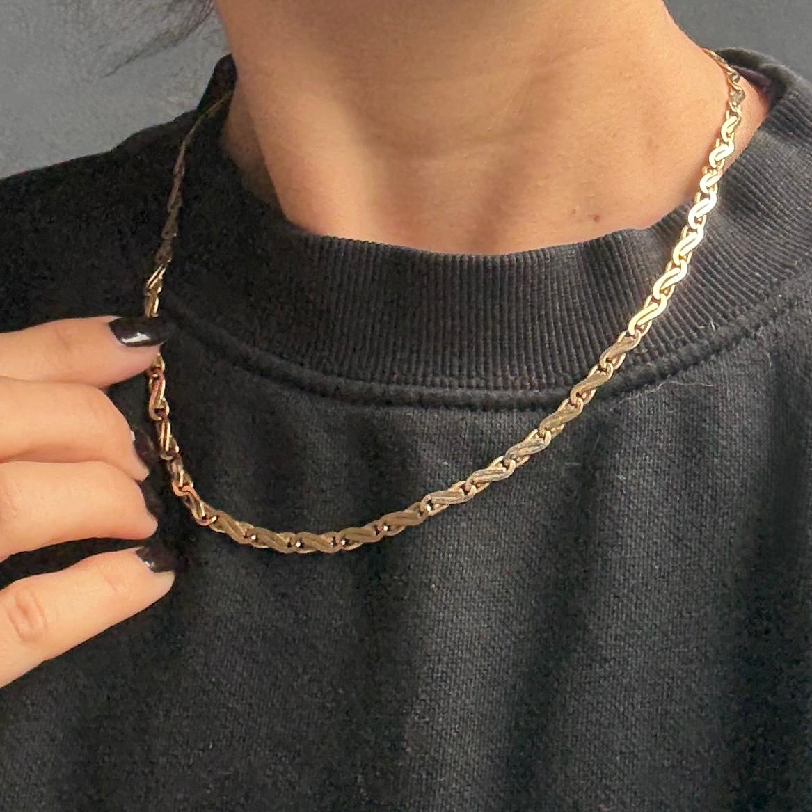 Este precioso collar vintage de oro de 9 ct es plano y se asienta de maravilla. Se abrocha mediante un cierre sencillo. 

Longitud: 46,5 cm
Punto más ancho: 5 mm 

Peso: 13.2 g