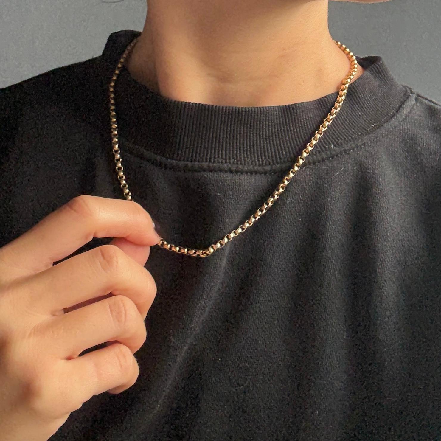 Este precioso collar vintage de oro de 9 ct es un clásico. Se abrocha mediante un sencillo cierre de barril y tiene una cadena de seguridad. 

Longitud: 46,5 cm
Punta más ancha: 3 mm 

Peso: 8,93 g