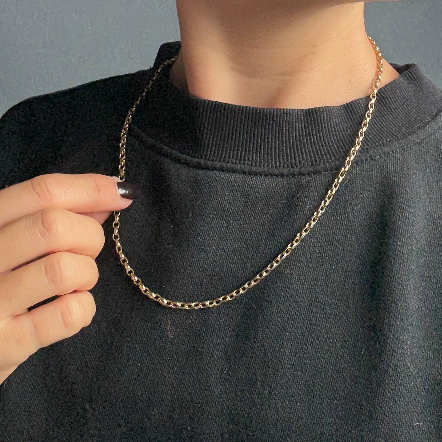 Questa bellissima collana vintage in oro 9ct è un classico. Si chiude con una semplice fibbia.

Lunghezza: 51 cm
Punto più largo: 3 mm 

Peso: 10.5 g