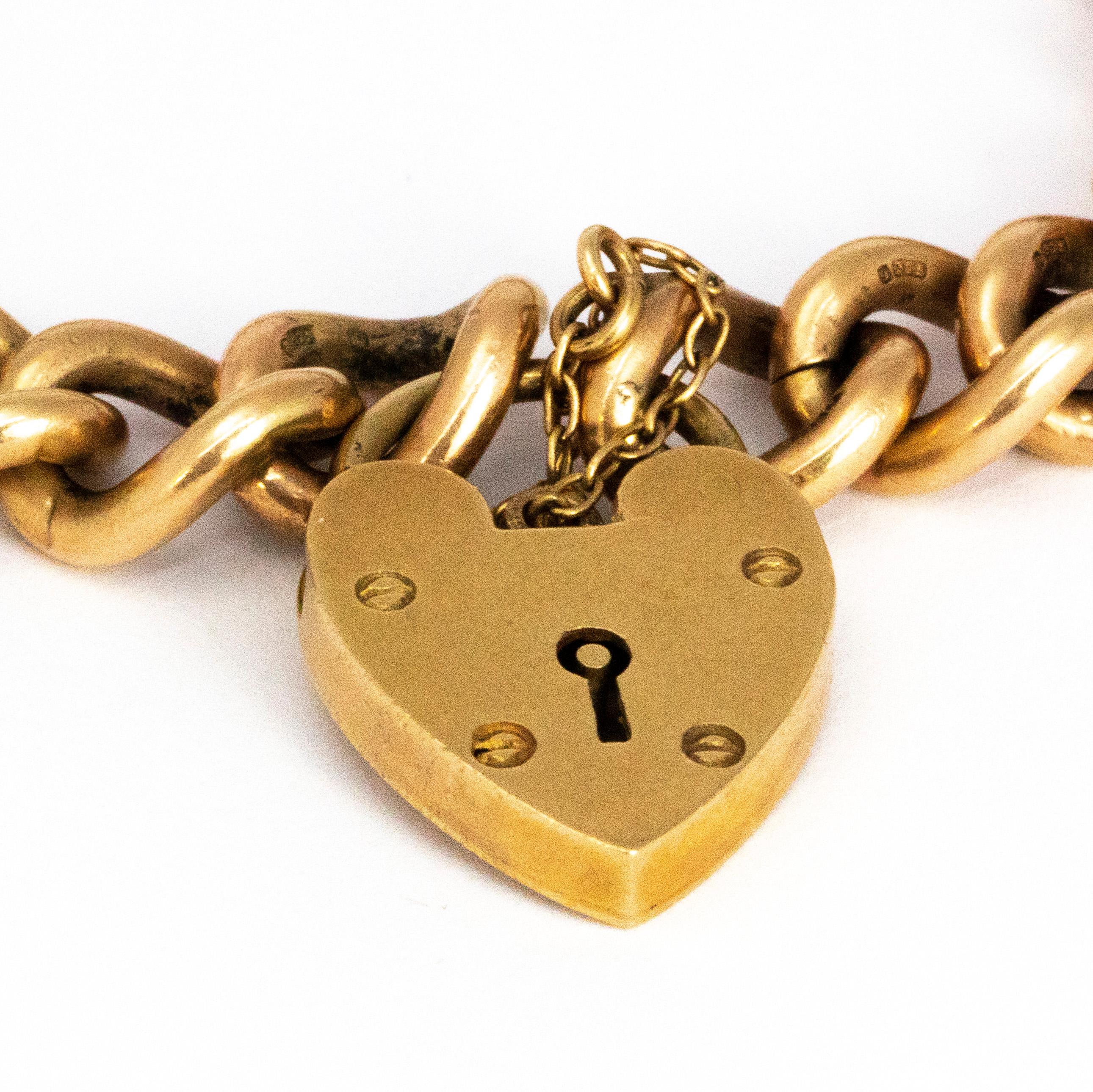 This bracelet has a very classic style and is modelled in 9ct gold. The bracelet is fastened by a heart padlock. Made in Birmingham, England. 

Length: 18cm 
Chain Width: 85mm