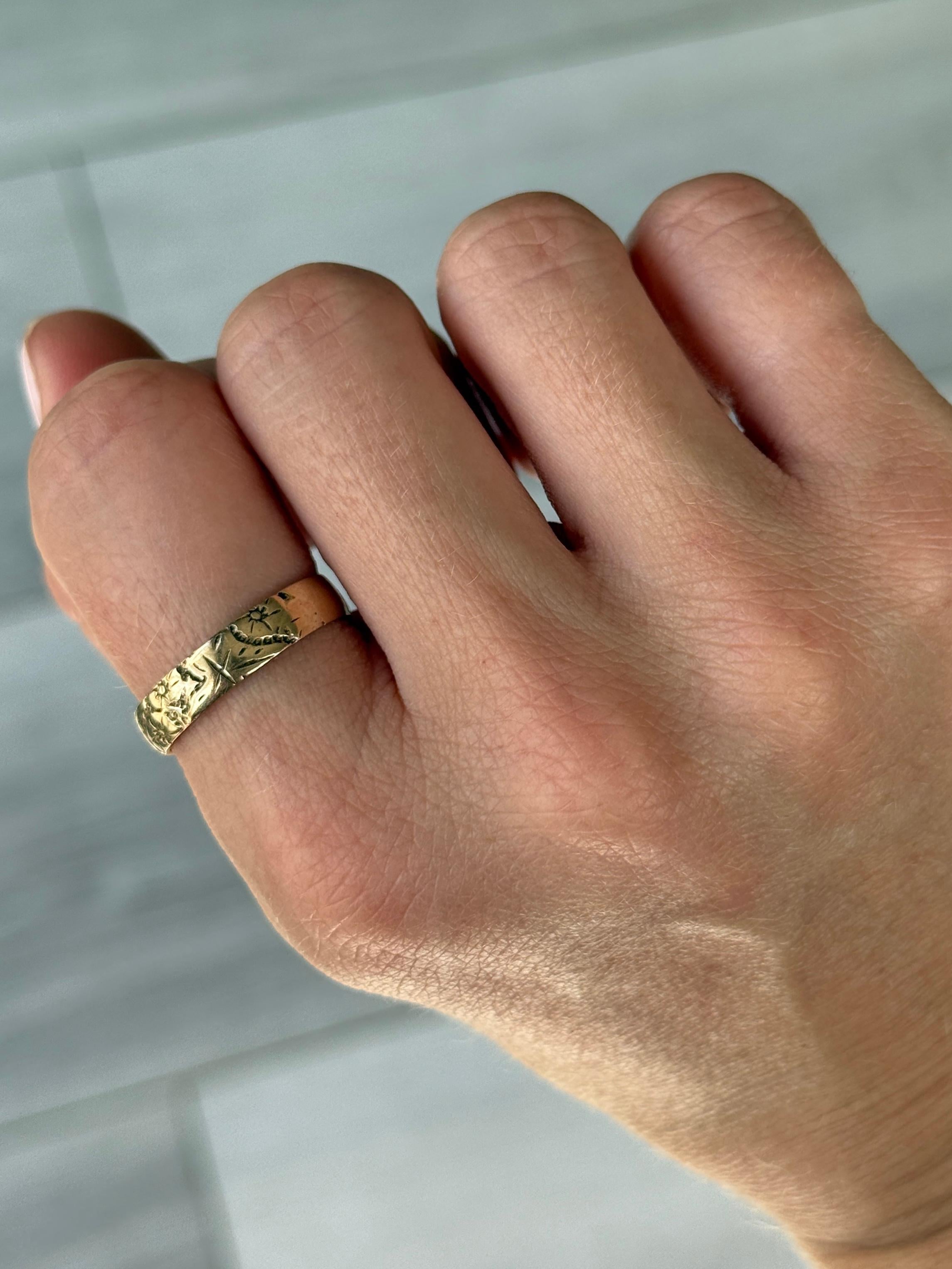 L'incisione su questa fascia in oro 9ct è splendida e il motivo include un motivo floreale. Questo anello sarebbe una splendida fede nuziale di lusso o un bellissimo anello da indossare tutti i giorni. Marchiato Londra 1969. 

Misura dell'anello: R