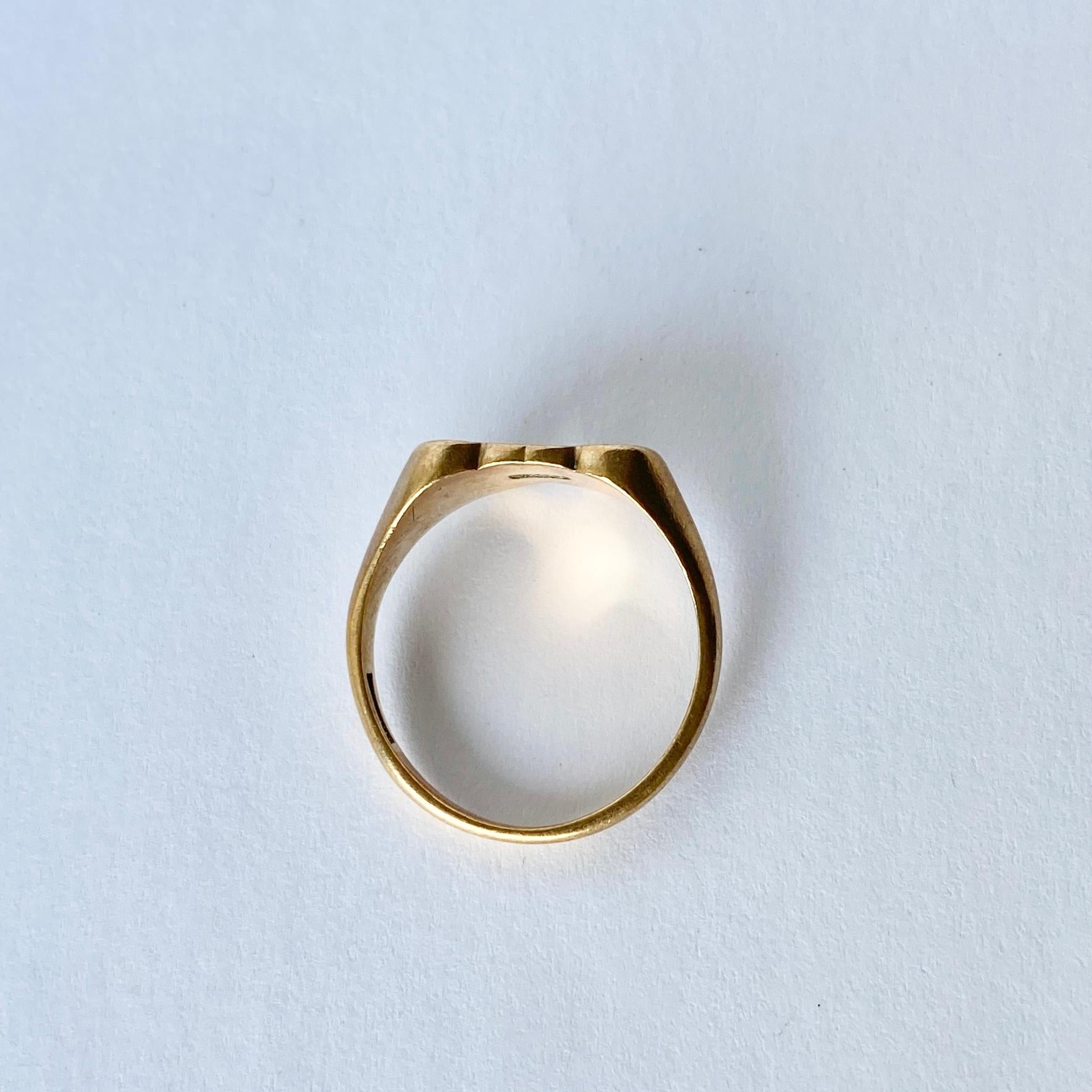 This gorgeous double heart signet ring is modelled in 9carat gold. One heart is plain and glossy and the other is engraved. Hallmarked Birmingham, 1972.

Ring Size: P or 7 3/4 
Face Dimensions: 13x9mm

Weight: 3.8g