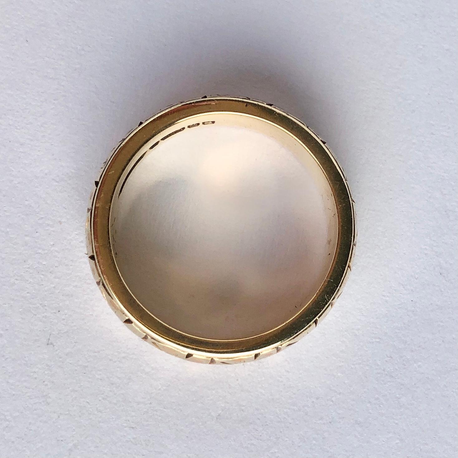 Das 9-karätige Goldband ist mit einem ausgefallenen Design in der Mitte des Bandes graviert. Hergestellt in Birmingham, England. 

Ringgröße: J 1/4 oder 5
Breite des Bandes: 6mm

Gewicht: 5,8 g