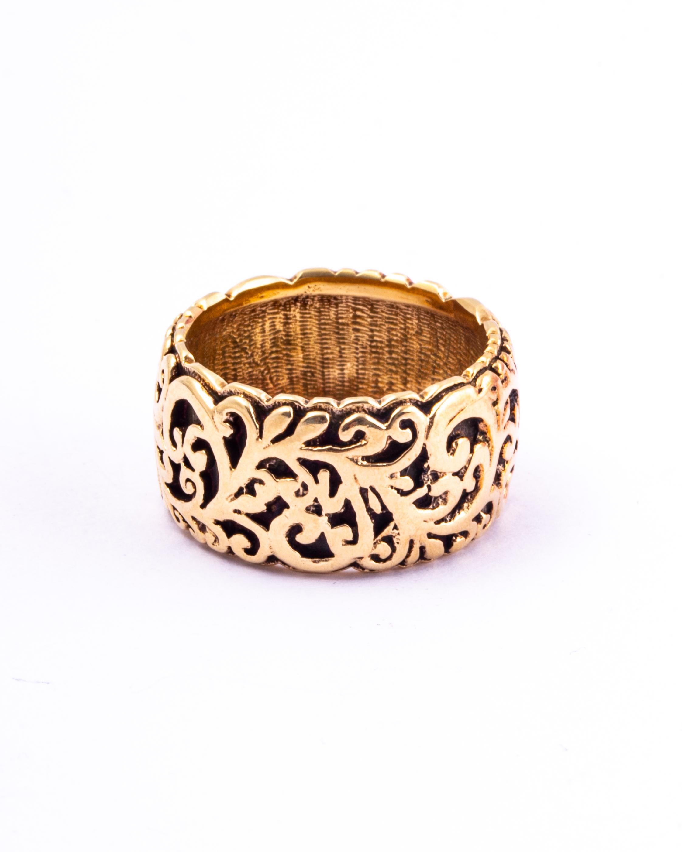 The design almost looks like laser cut fabric. It is super decorative and modelled in 9carat gold. Made in London, England. 

Size: L 1/2 or 6 
Band Width: 11mm

Weight: 7.46g