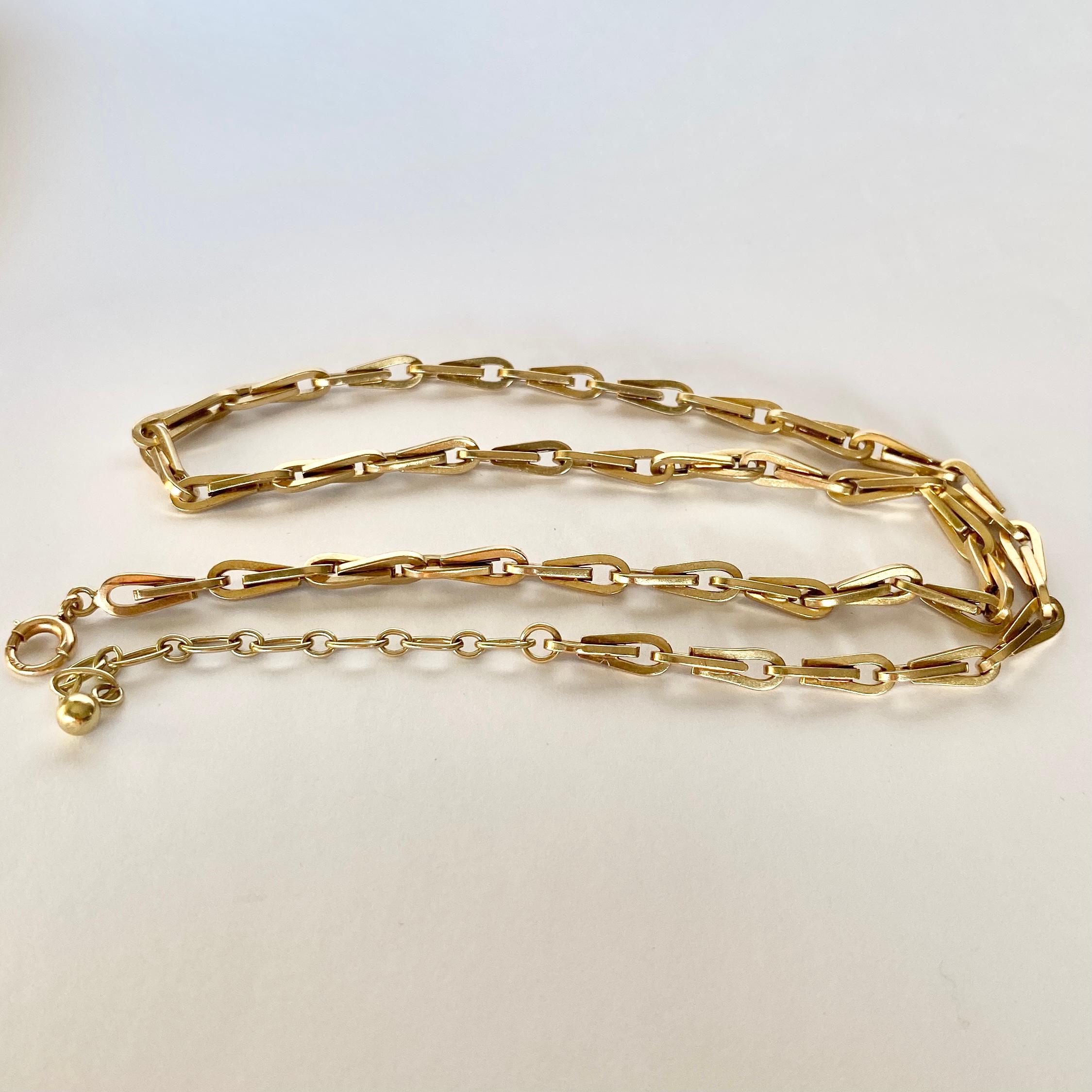 Diese Halskette aus 9-karätigem Gelbgold besteht aus einer Heu-Samengliederkette und wird mit einem einfachen Bolzenverschluss geschlossen. 

Länge: 47.5cm 
Breite: 4.5mm 

Gewicht: 19.3g