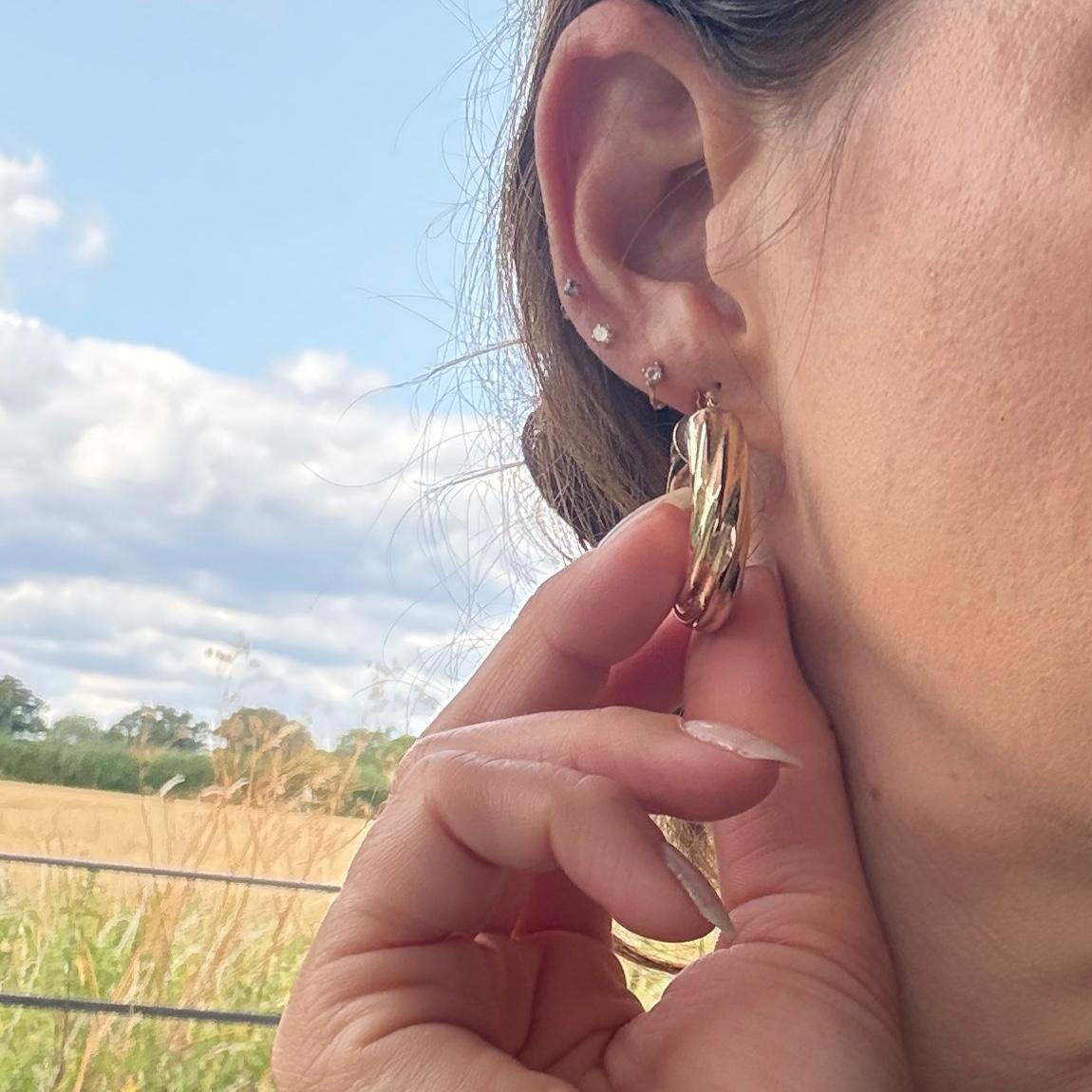 Los pendientes están modelados en oro amarillo de 9 ct. Se abrochan con un sencillo clip de empuje. Los aros son huecos, por lo que son bonitos y ligeros. 

Diámetro del aro de borde a borde: 3 cm 

Peso: 6,8 g 
