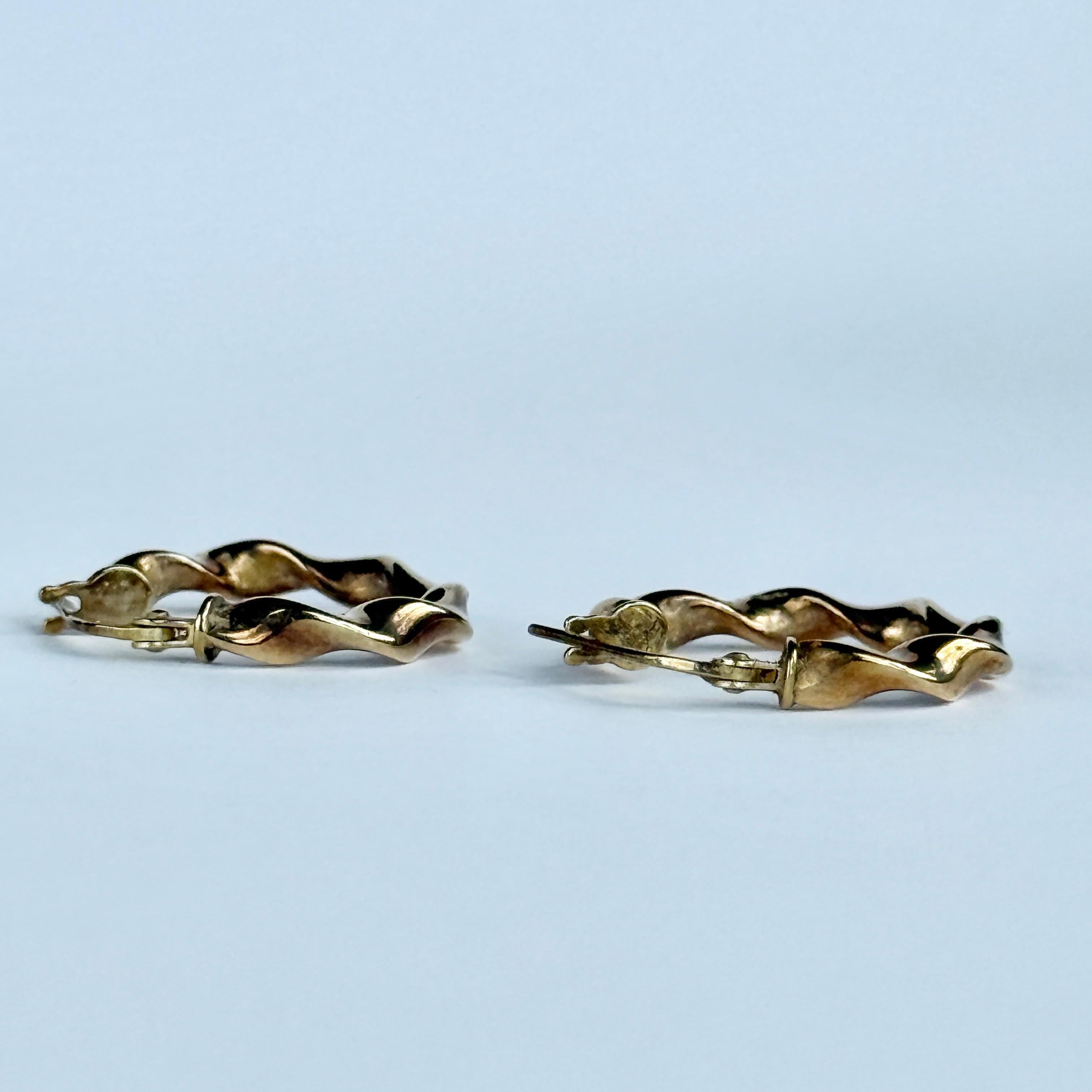 Los pendientes están modelados en oro amarillo de 9 ct. Se abrochan con un sencillo clip de empuje. Los aros son huecos, por lo que son bonitos y ligeros. 

Diámetro del aro de borde a borde: 1.9 cm 

Peso: 1g 