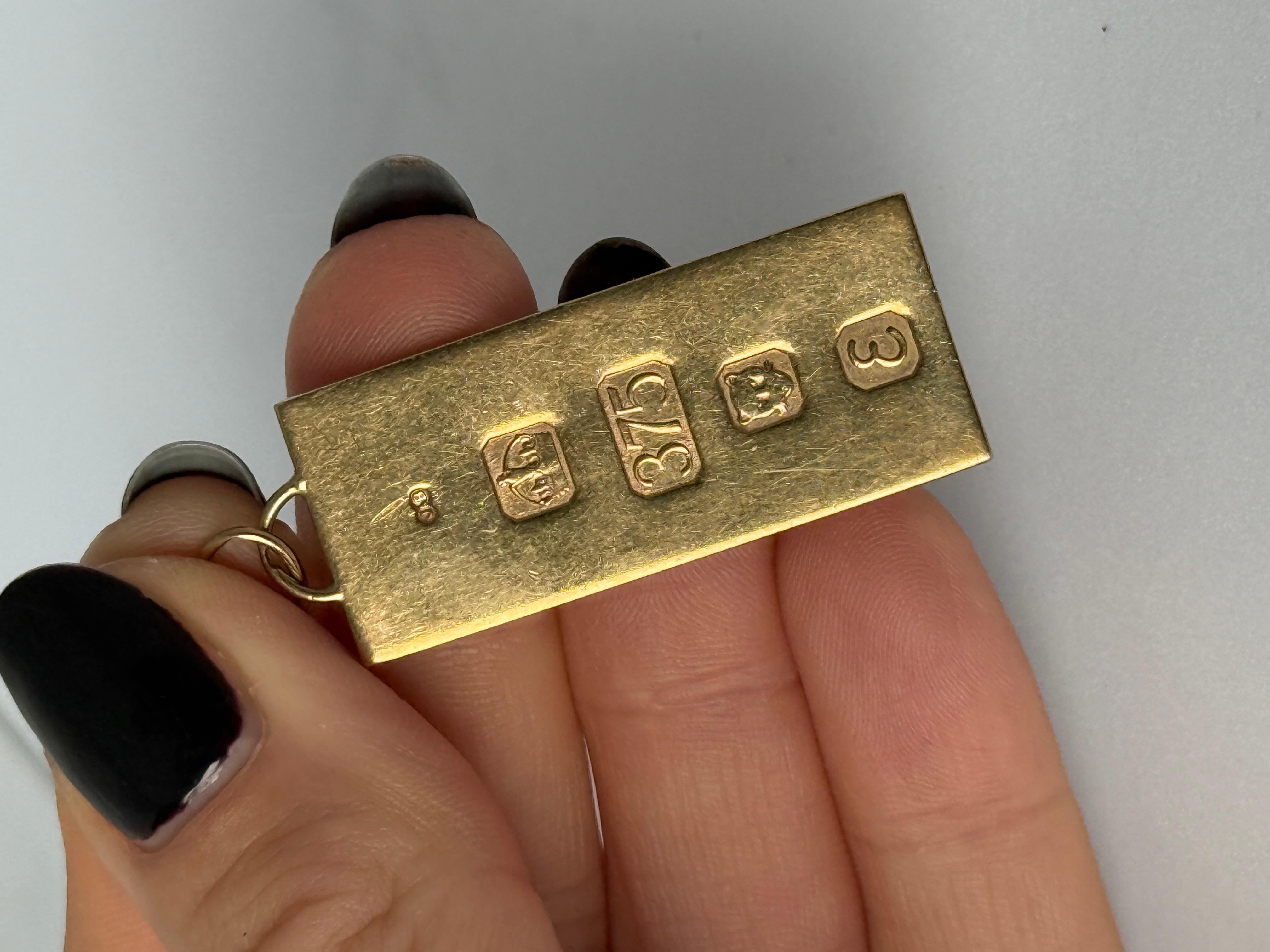 A lovey heart pendant. Fully hallmarked London 1979. Modelled in 9 carat yellow gold.

Heart Dimensions: 16x37mm

Weight: 8.5g