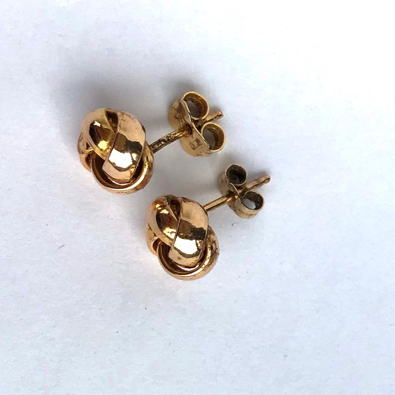 Glossy 9ct yellow gold superbly tied in a knot make the most stylish design for these earrings. The layered hoops have a wonderful sheen to them and make perfect studs.

Knot Diameter: 9mm
Height From Ear: 5mm

Weight: 1.2g