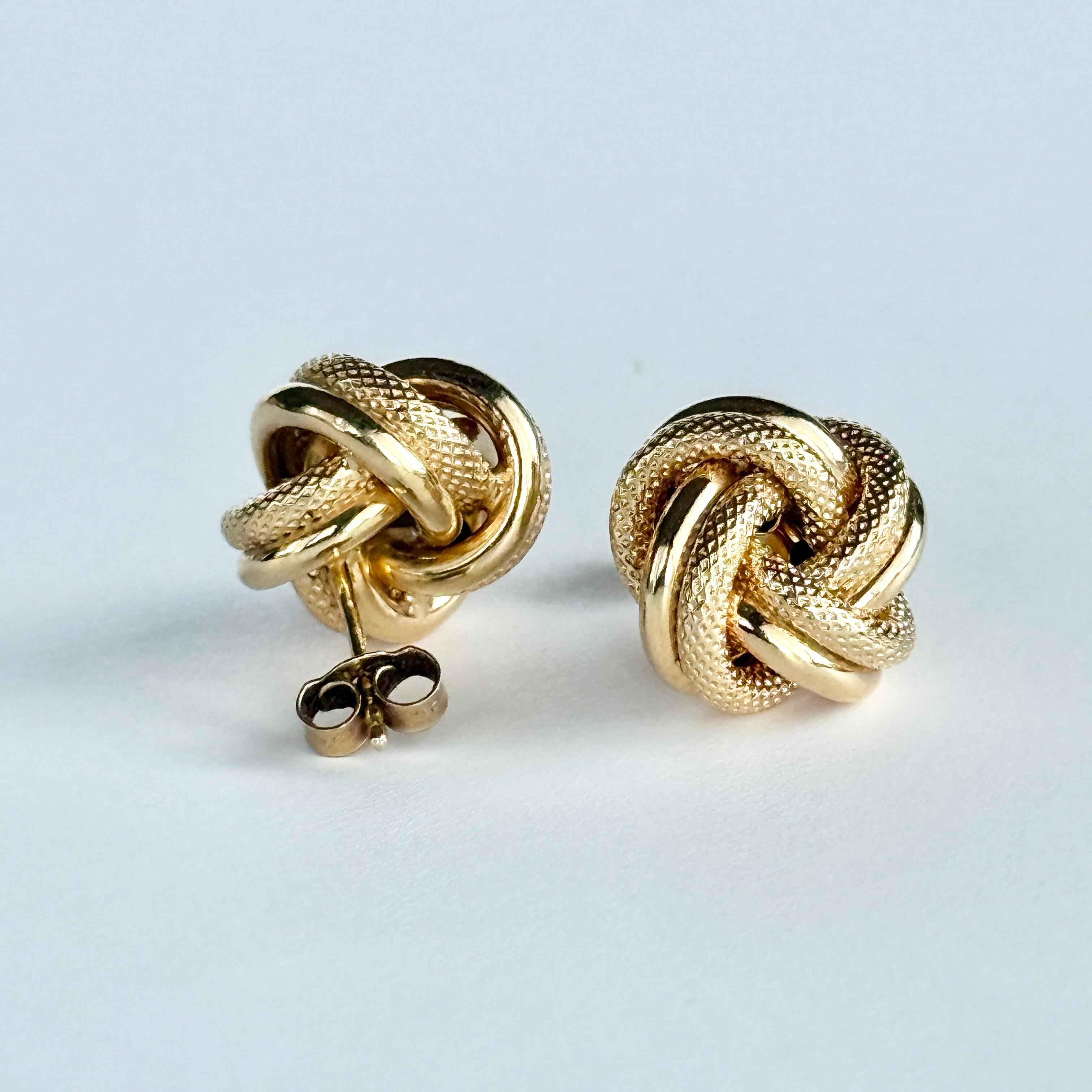 Glänzendes 9-karätiges Gold, das mit einem Knoten verziert ist, bildet das stilvollste Design für diese Ohrringe.

Knoten-Durchmesser: 14mm
Höhe vom Ohr: 9mm

Gewicht: 3,4 g