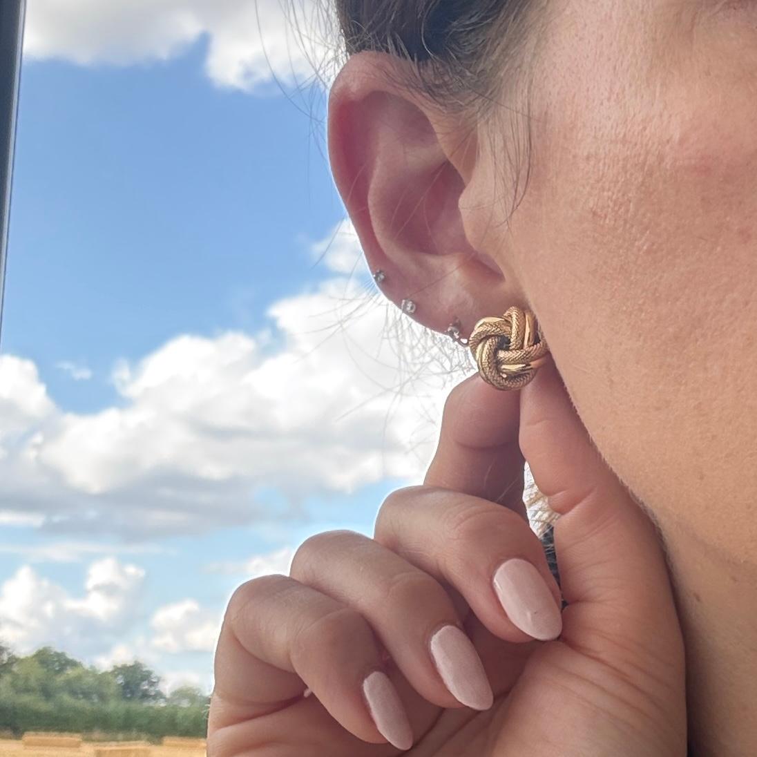 Ohrstecker aus 9 Karat Gold mit Knoten im Vintage-Stil (Moderne) im Angebot