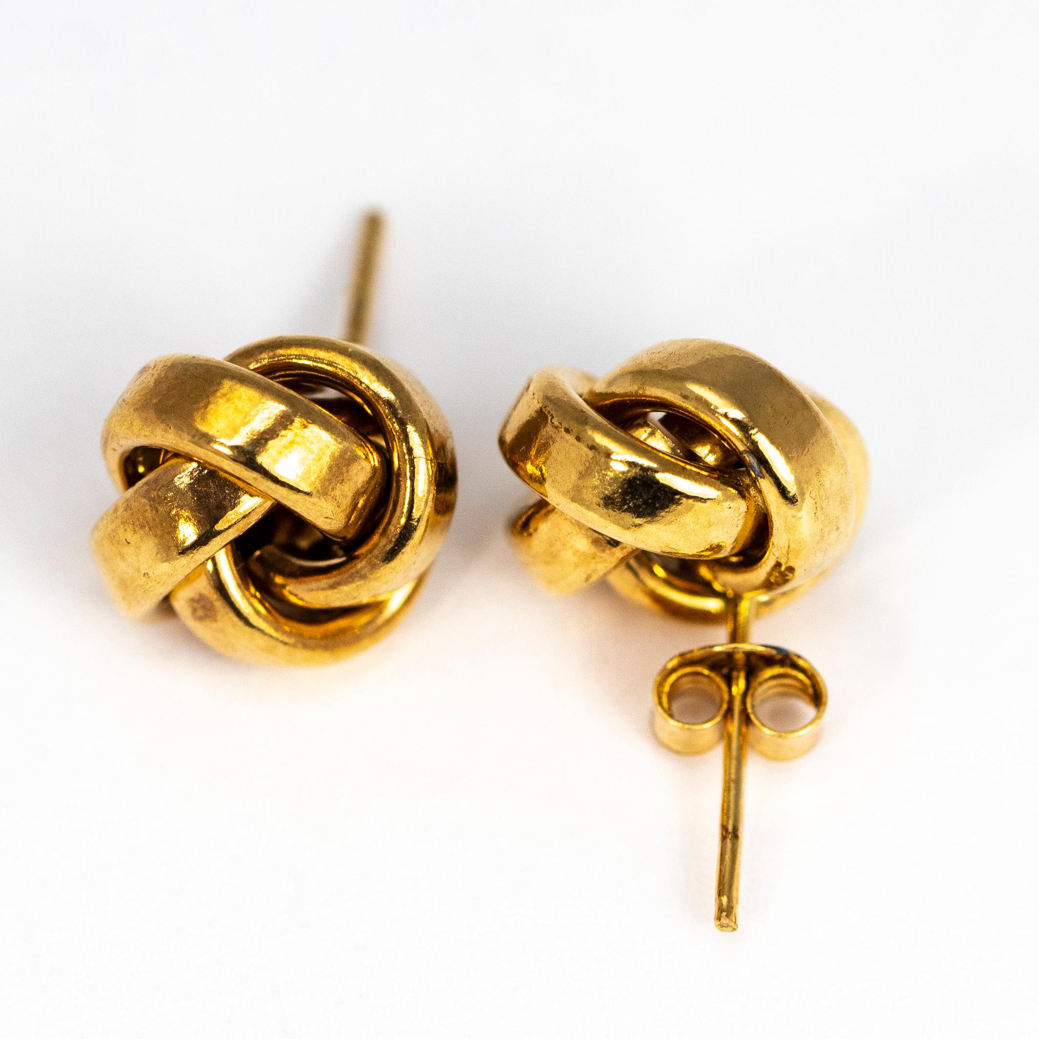 9 carat gold stud earrings