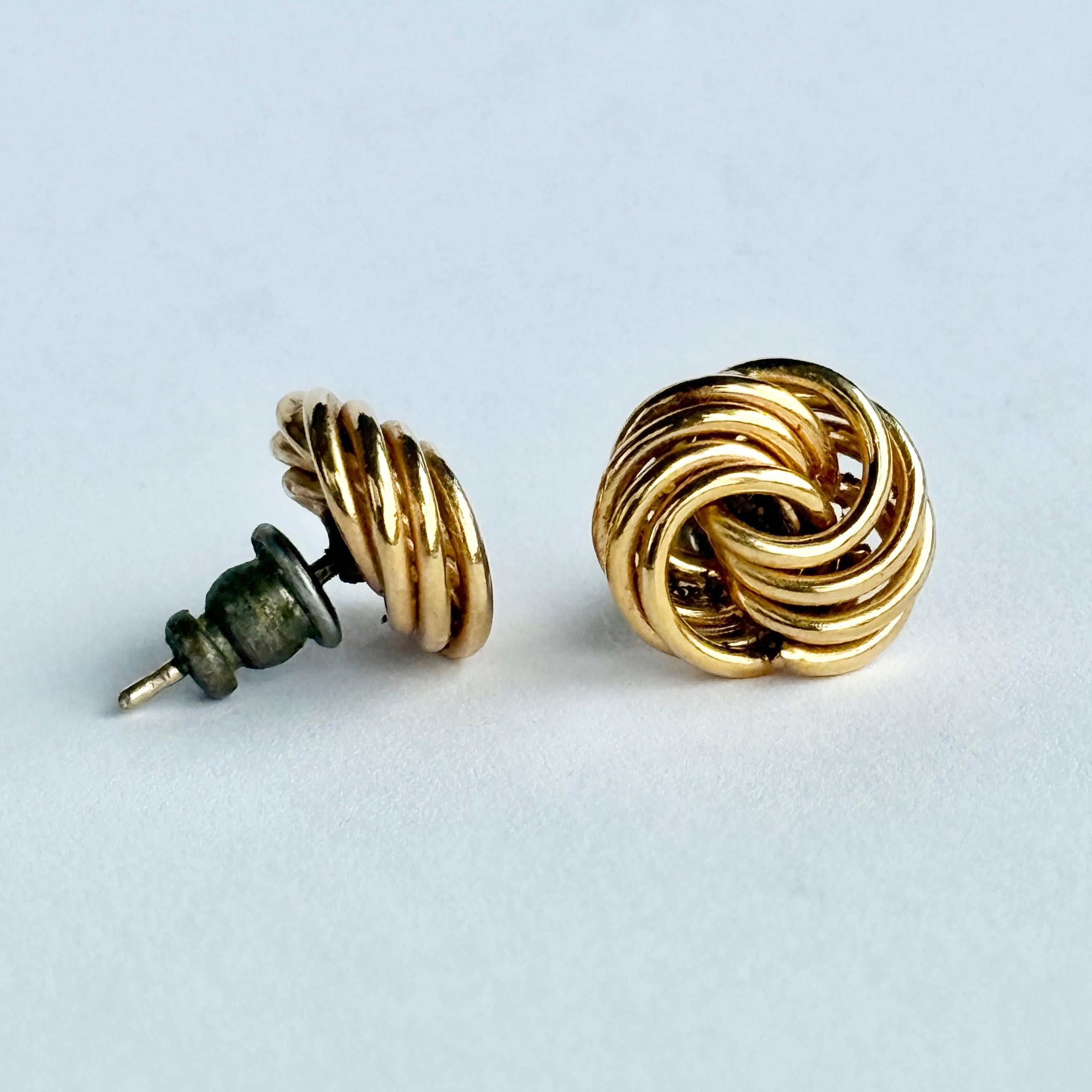 Vintage 9 Carat Gold Knot Stud Earring In Good Condition For Sale In Chipping Campden, GB