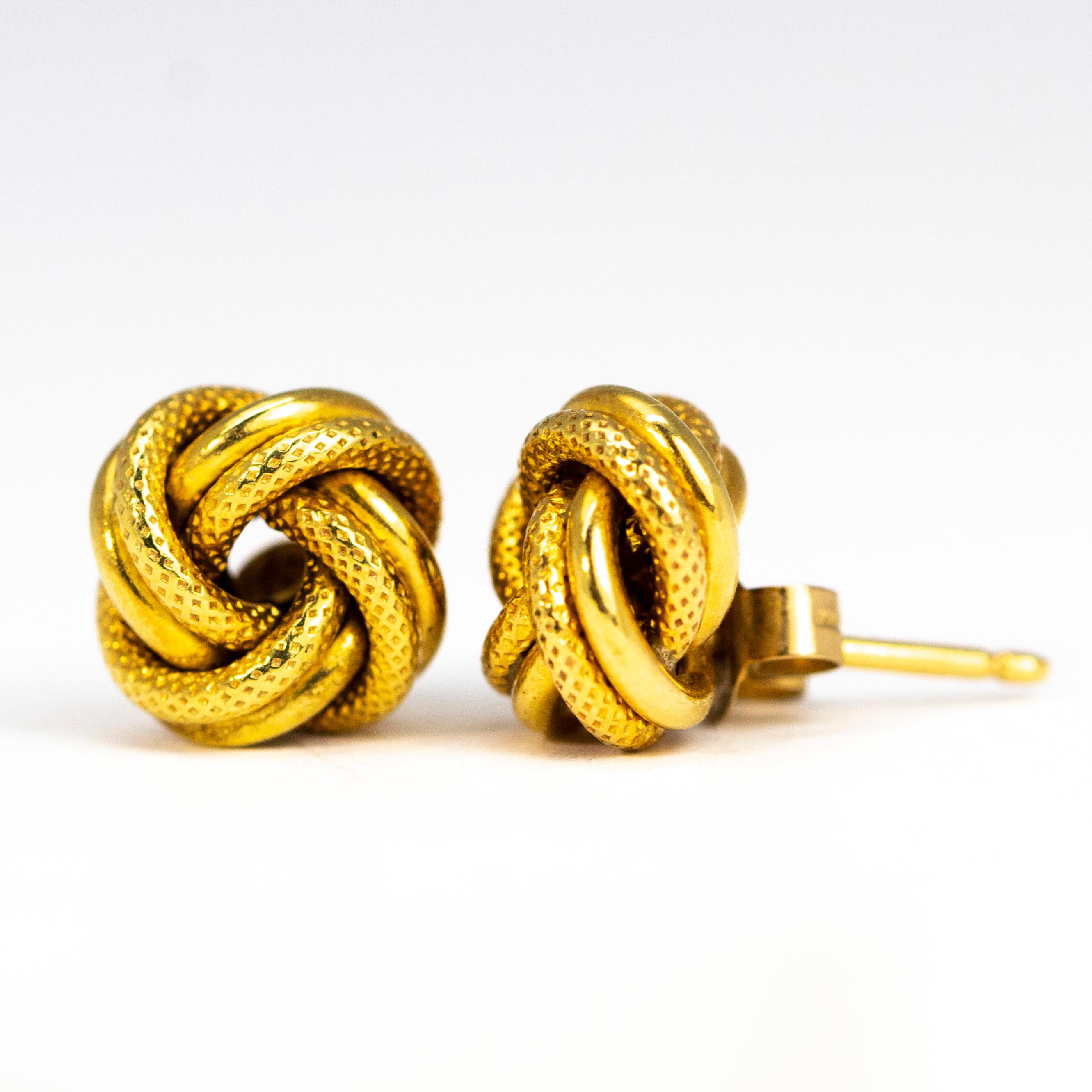 These earrings are super stylish and are modelled in glossy 9ct gold. The knots have a couple of strands which are smooth and a couple of strands that are finely engraved with gorgeous texture.  

Diameter: 10mm   

Weight: 1.4g