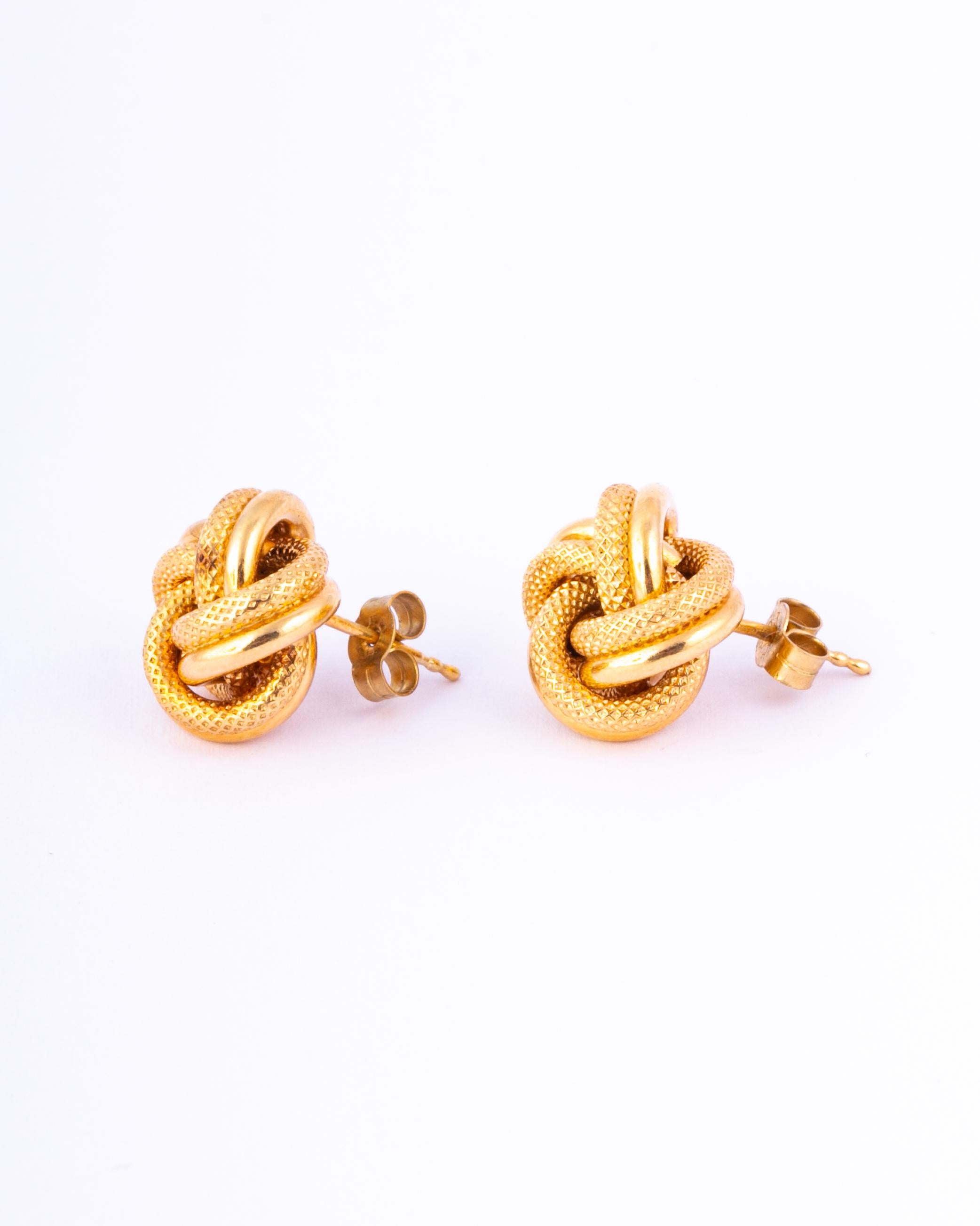 These earrings are super stylish and are modelled in glossy 9ct gold. The knots have a couple of strands which are smooth and a couple of strands that are finely engraved with gorgeous texture.

Diameter: 14.5mm 

Weight: 3g