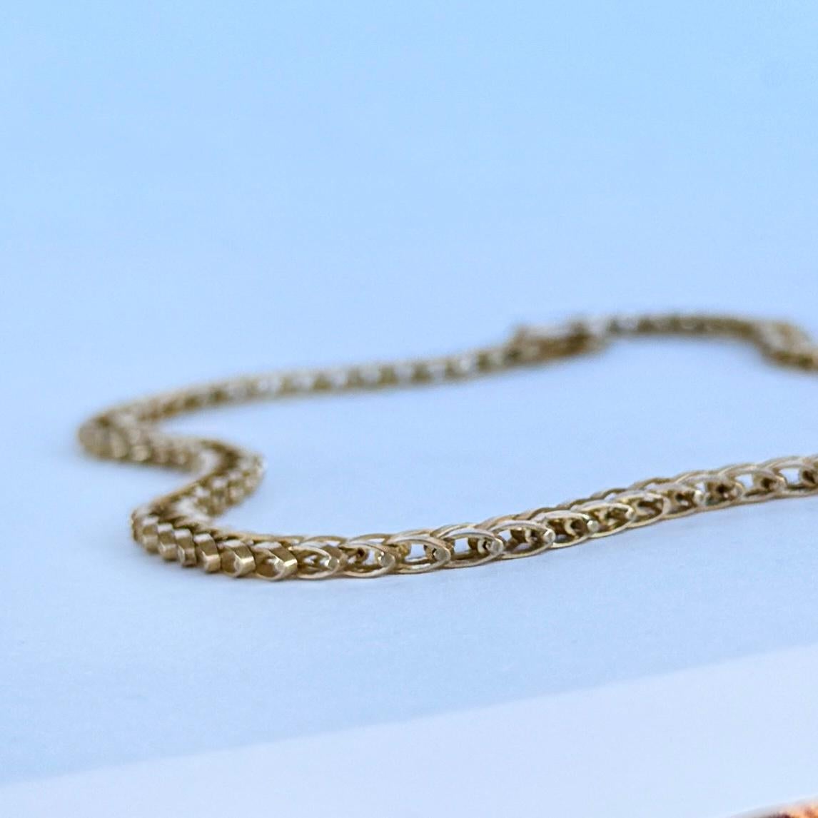 Ce collier en or jaune 9ct est composé d'une chaîne à maillons semi-matte et se ferme à l'aide d'un clip et d'une boucle à boulon.

Longueur : 43,5 cm 
Largeur : 5mm 

Poids : 12.3 g
