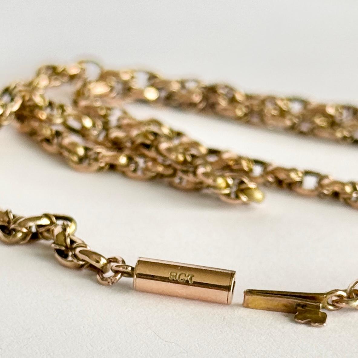 Este collar está modelado en oro de 9 quilates.

Longitud: 47 cm 
Anchura: 3 mm 

Peso: 7 g