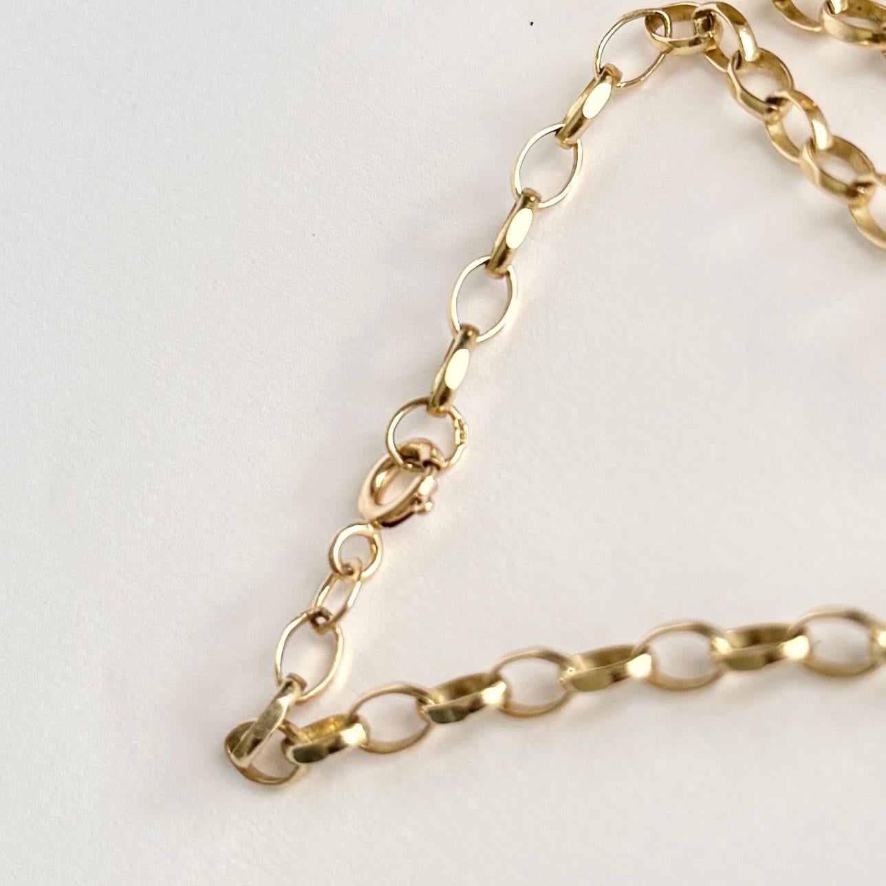 Este collar está modelado en oro de 9 quilates.

Longitud: 61,5 cm 
Anchura: 4 mm 

Peso: 9,9 g