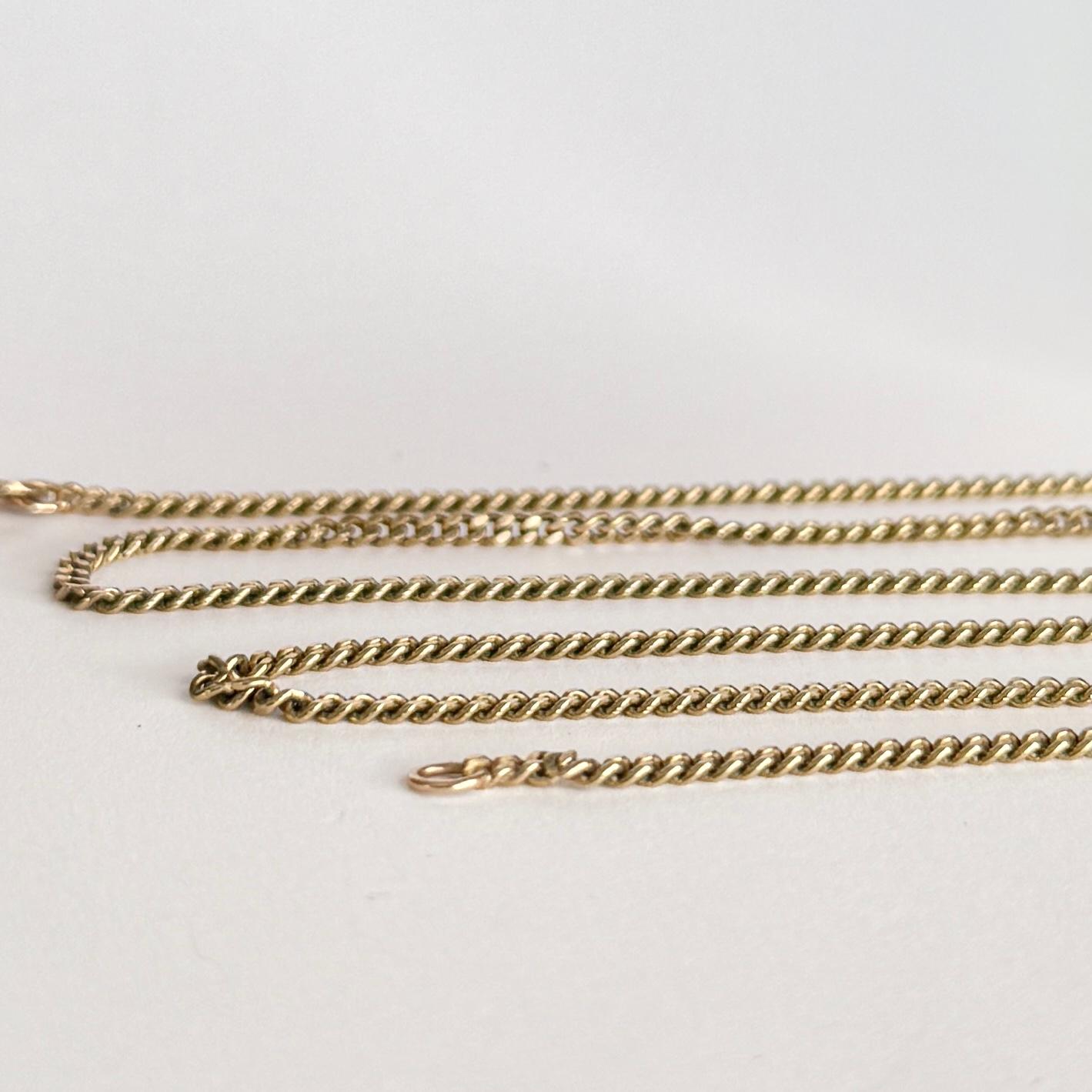 Este collar está modelado en oro de 9 quilates.

Longitud: 45,5 cm 
Anchura: 2 mm 

Peso: 5.5 g