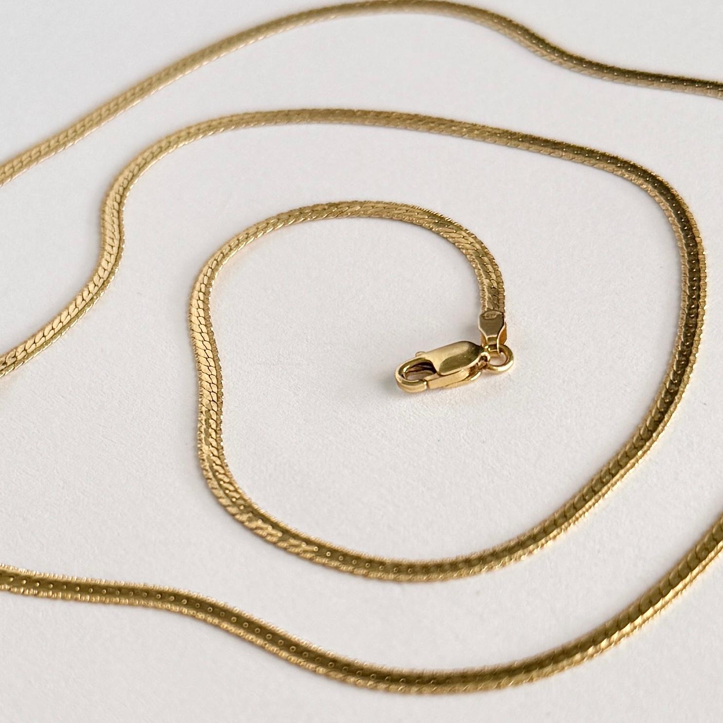 Este collar de oro amarillo de 9 ct está formado por una cadena plana estilo serpiente. 

Longitud: 50 cm 
Anchura: 2 mm 

Peso: 5.2 g