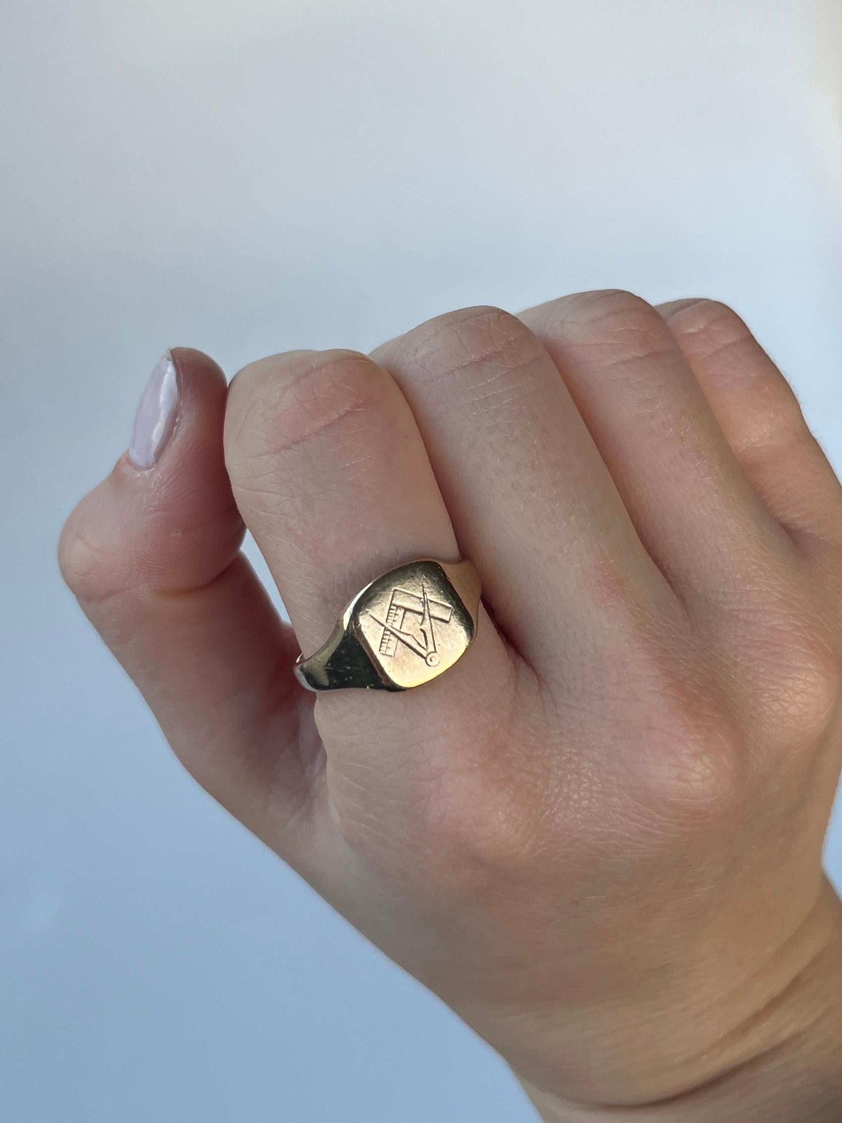 Vintage 9 Carat Gold Masonic Signet Ring In Good Condition In Chipping Campden, GB