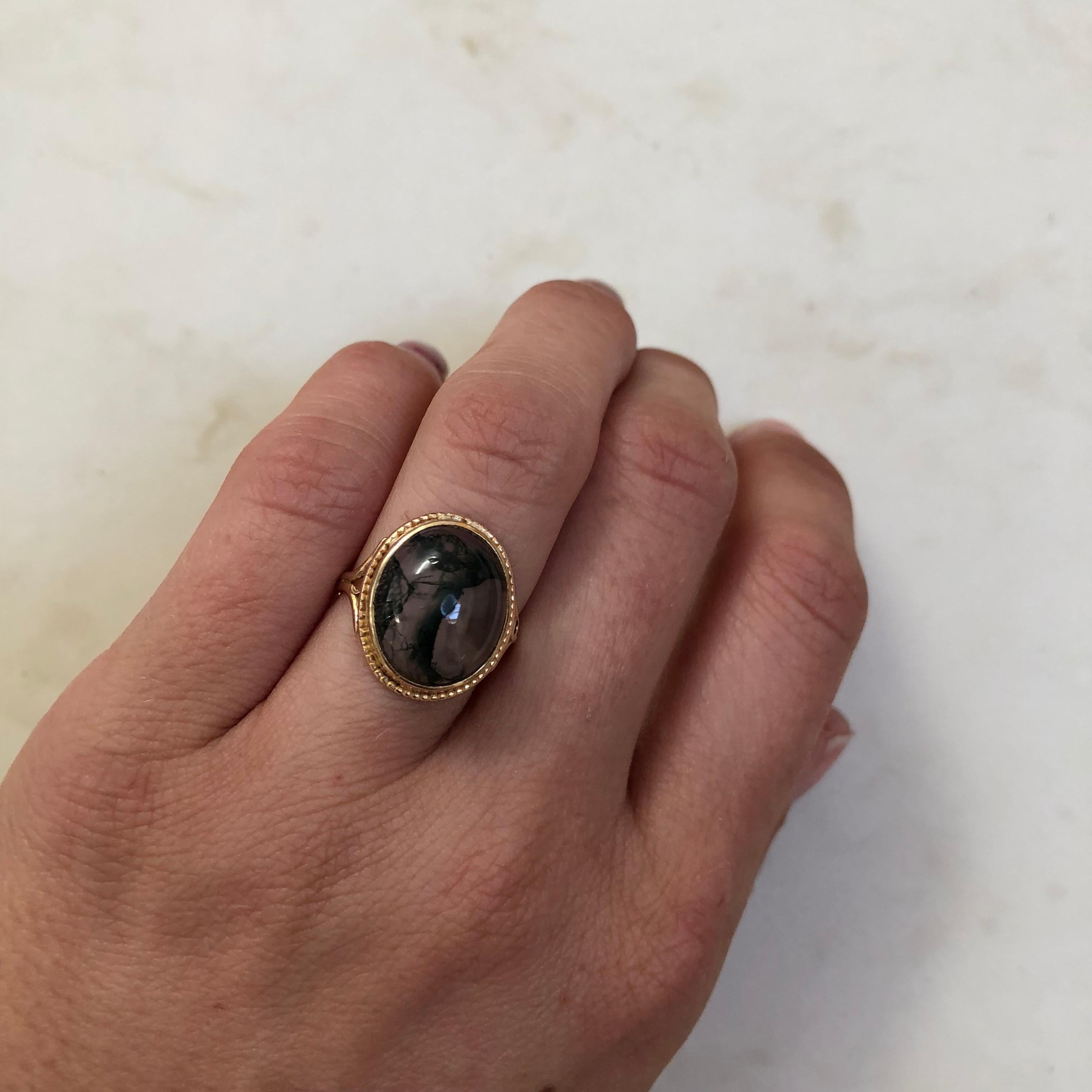 Vintage 9 Carat Gold Moss Agate Cabochon Ring In Excellent Condition For Sale In Chipping Campden, GB