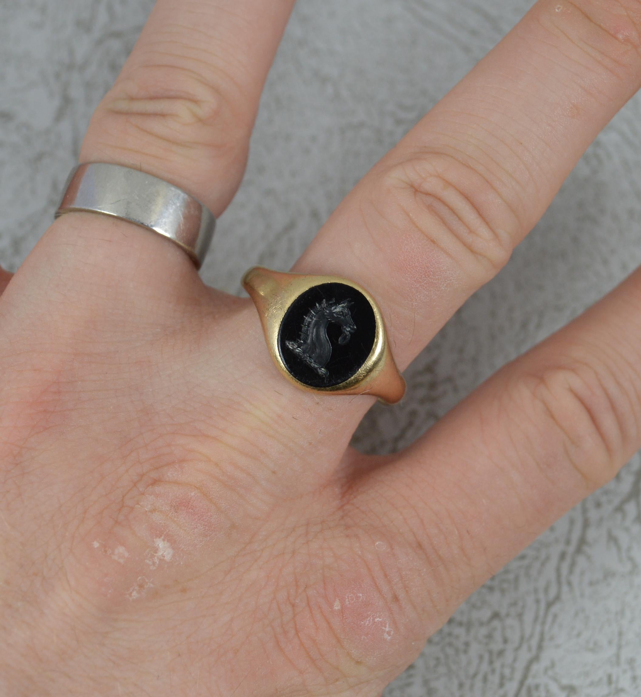 A superb vintage signet ring.
Solid 9 carat yellow gold example.
Designed with an oval shaped onyx to centre. 10mm x 12mm approx. 
Hand carved or engraved to feature a horse head.

CONDITION ; Very good. Clean band. Solid example. Well set stone,