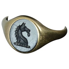 Anello Vintage in oro 9 carati con testa di cavallo in onice e sigillo calcografico