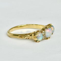 Vintage-Ring aus 9-karätigem Gold mit Opal und drei Diamanten