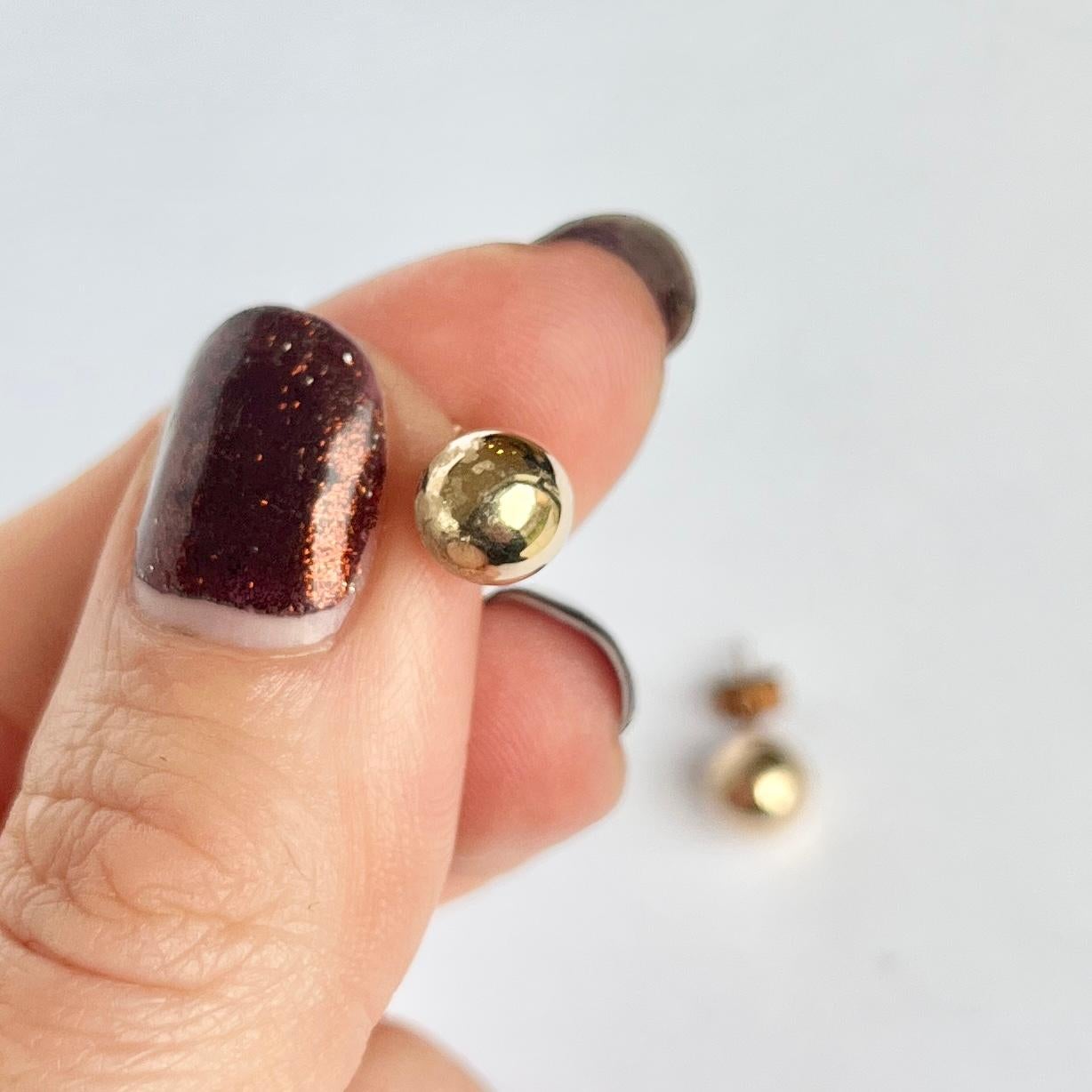 Glossy 9ct gold orbs on stud backs. 

Orb Diameter: 7mm

Weight: 0.54g