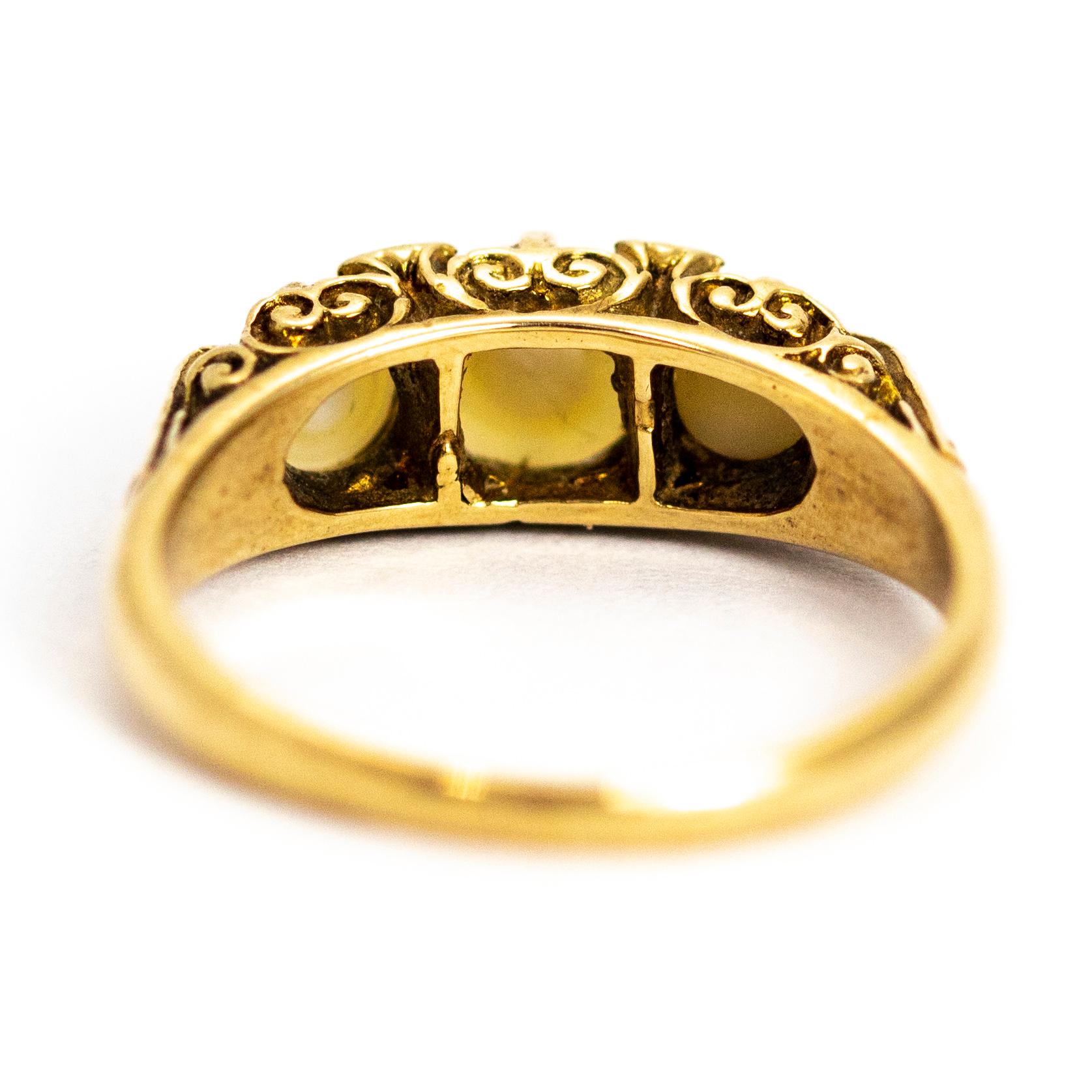 Vintage 9 Karat Gold Perle und Diamant Drei-Stein-Ring im Zustand „Gut“ im Angebot in Chipping Campden, GB