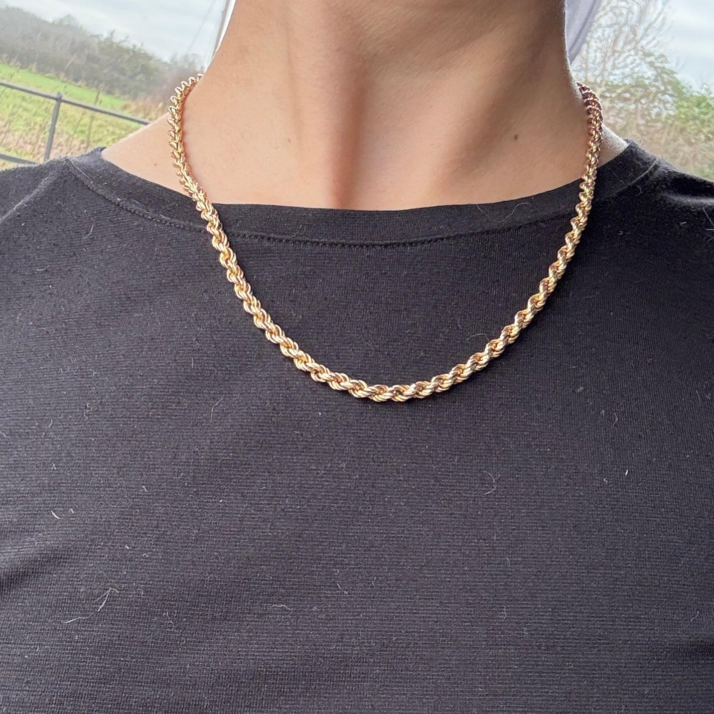 This 9ct yellow gold necklace is made up of rope twist link chain and fastens using a bolt clip and loop.

Length: 47cm 
Width: 5mm 

Weight: 7.7g
