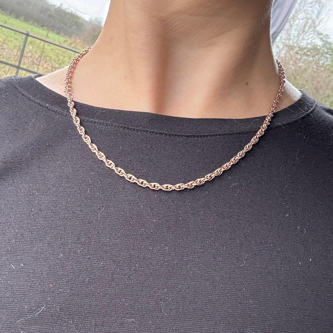 This 9ct yellow gold necklace is made up of rope twist link chain and fastens using a bolt clip and loop.

Length: 45cm 
Width: 4mm 

Weight: 9.1g