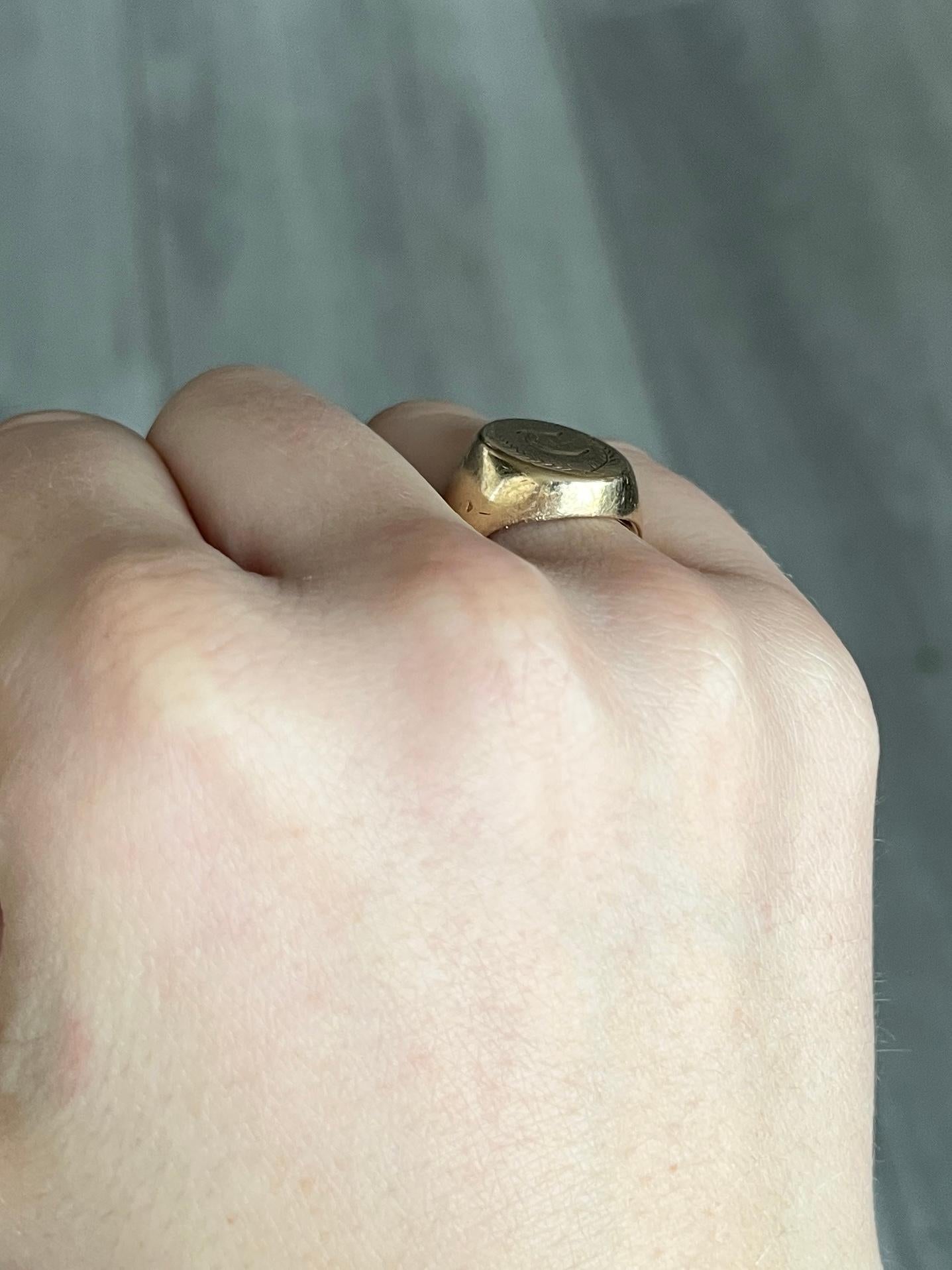 The main detail on this ring is the initial 'T' engraved into it.  The chunky ring is smooth and modelled in 9ct gold. Made in London 1975, England.

RIng Size: K 1/2 or 5 1/2 
Widest Part: 15mm 

Weight: 10.7g