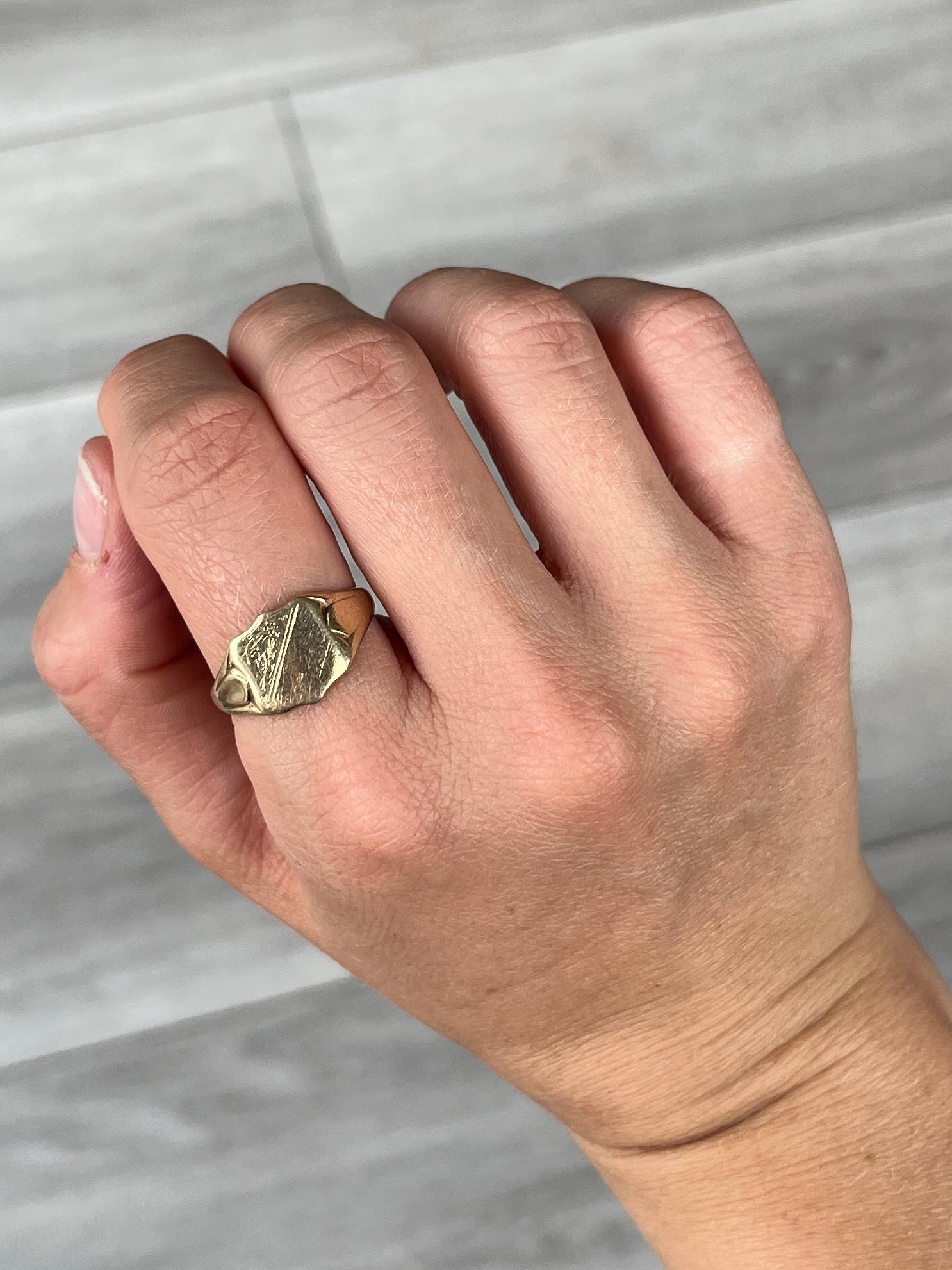 Vintage 9 Carat Gold Shield Signet Ring In Good Condition For Sale In Chipping Campden, GB