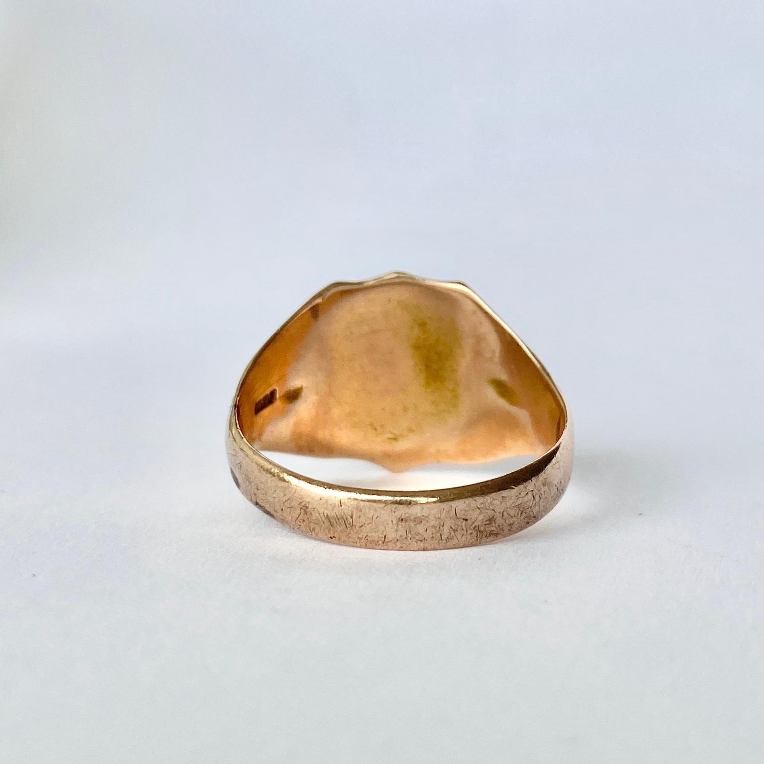 This classic signet ring has shield shaped detail which is finely and engraved. Modelled in 9ct gold. Fully hallmarked Birmingham 1900.

Ring Size: Q 1/2 or 8 1/4 
Band Width: 14mm 

Weight:  4.1g 