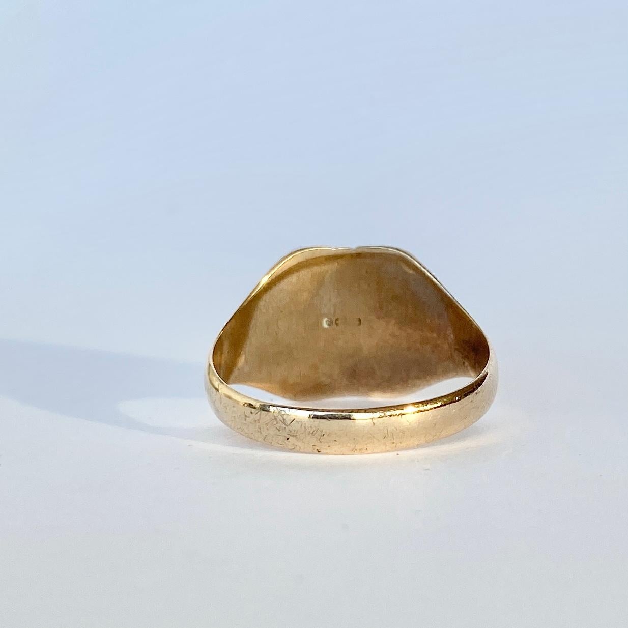 This engrave signet is gorgeous. The 9carat gold is glossy and chunky. Fully hallmarked Birmingham 1936.

RIng Size: T or 9 1/2 
Widest Part: 18mm 

Weight: 4g