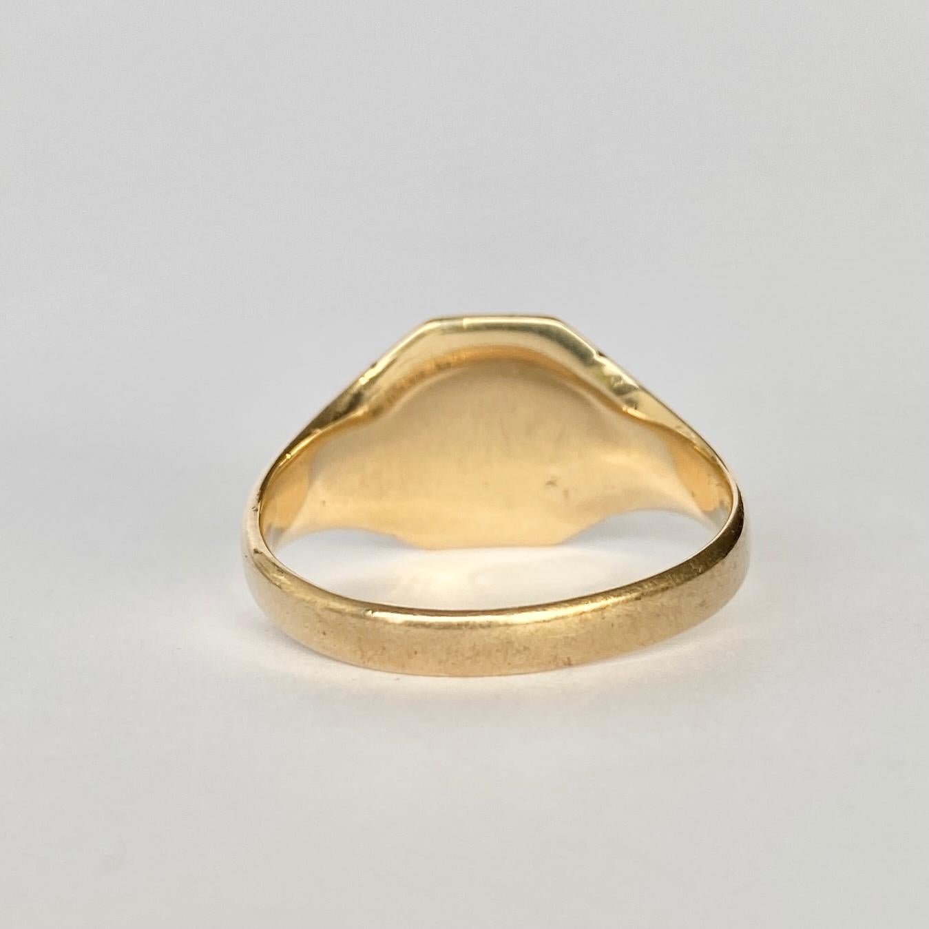 This sweet signet is modelled in 9ct gold and has a face with the initials 'G.M' engraved into it. Fully hallmarked London 1932.

Ring Size: S 1/2 or 9 1/4 
Face Dimensions: 12x13mm 

Weight: 6g