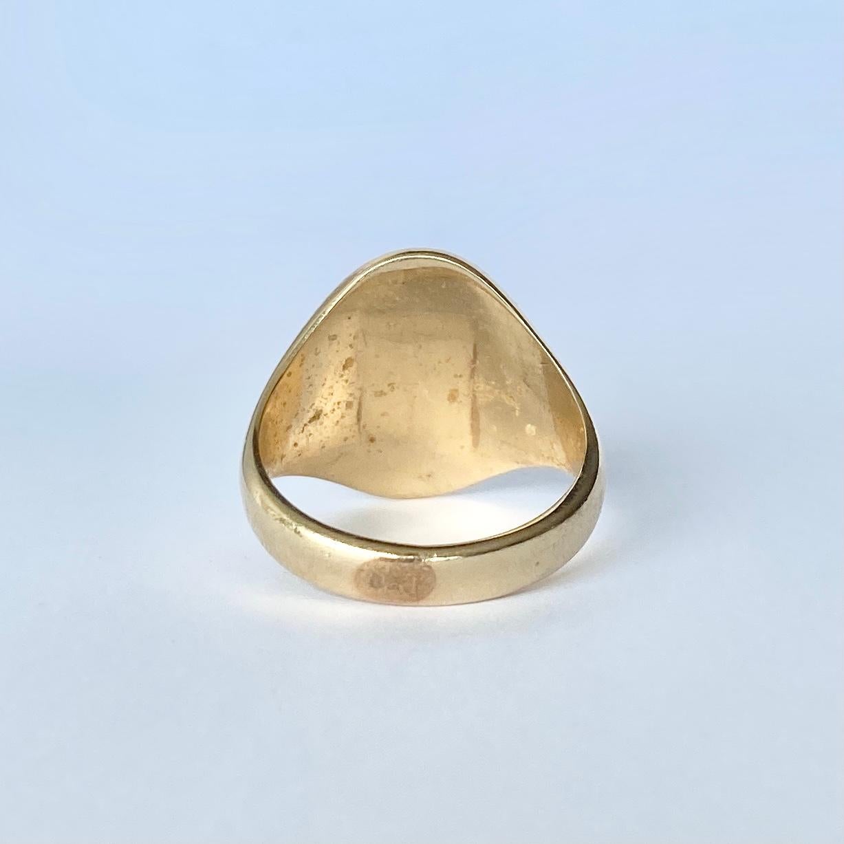 The design on the front of this signet is the coat of arms worn by the Scottish Clan Lindsay.  Modelled in 9carat gold.

Ring Size: S 1/2 or 9 1/4 
Face Dimensions: 19x14mm 

Weight: 9.7g
