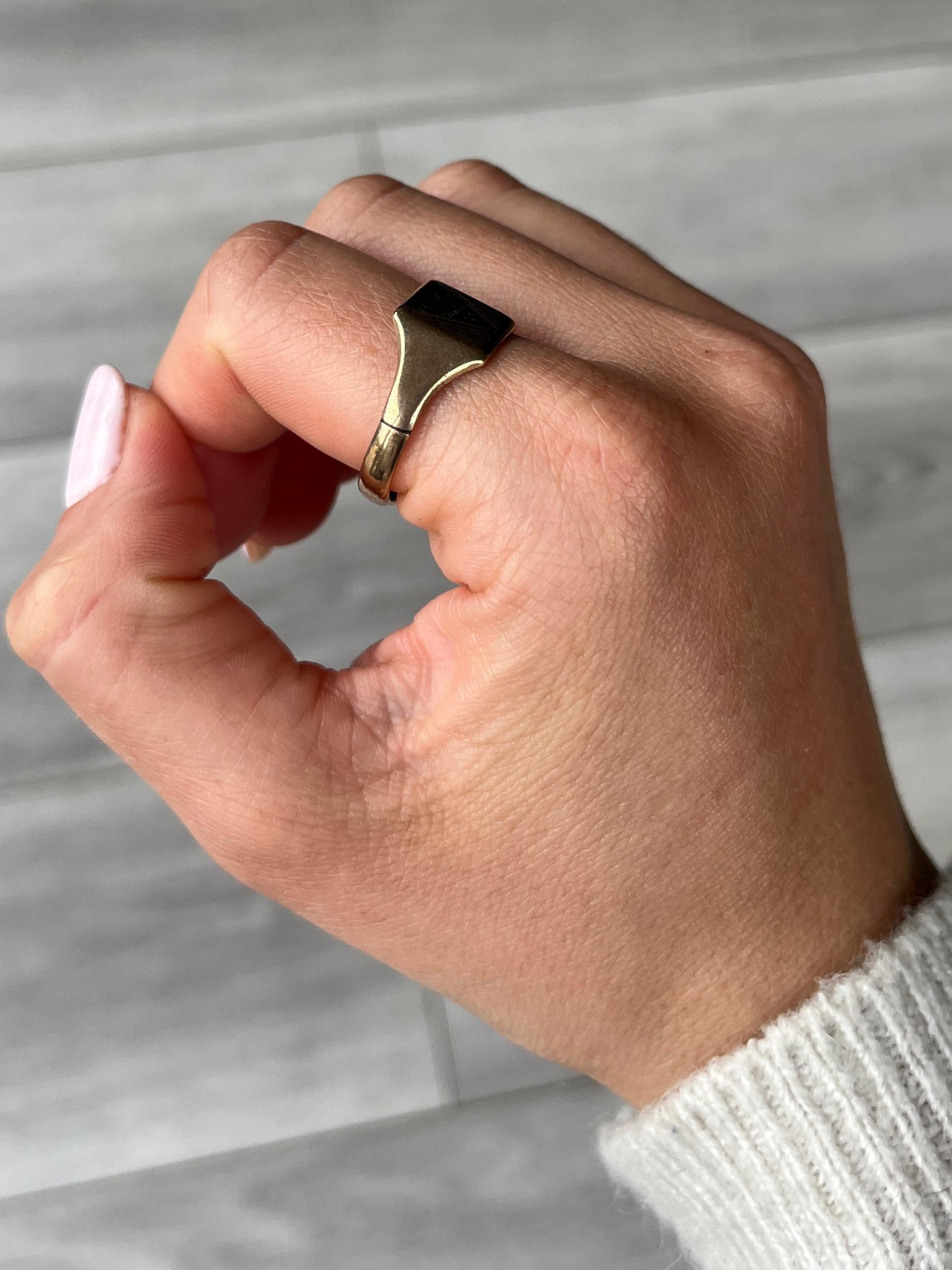 Questo dolcissimo sigillo è realizzato in oro 9ct. Il colore dell'anello è oro giallo molto tenue. Iniziali 'B.P.'.

Misura dell'anello: W o 11
Diametro della faccia: 10,5x10 mm 

Peso: 4g